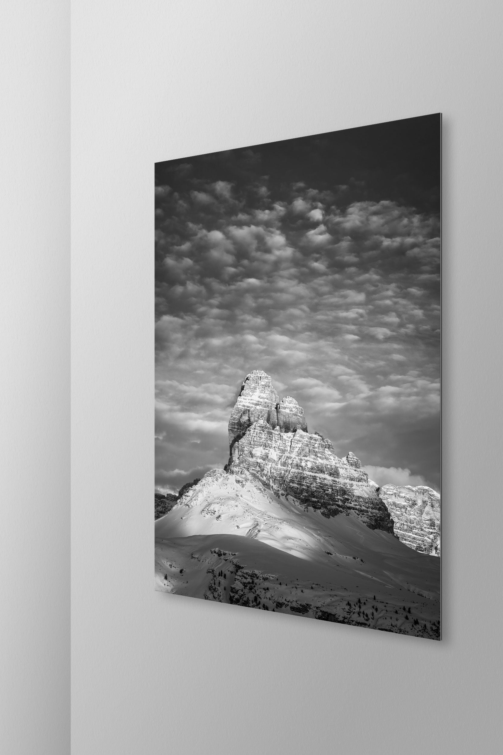 Tre Cime di Lavaredo. Simulazione di stampa fine art in bianco e nero di DOLOMITE LANDSCAPES montata su pannello dibond e appesa a parete con effetto sospeso
