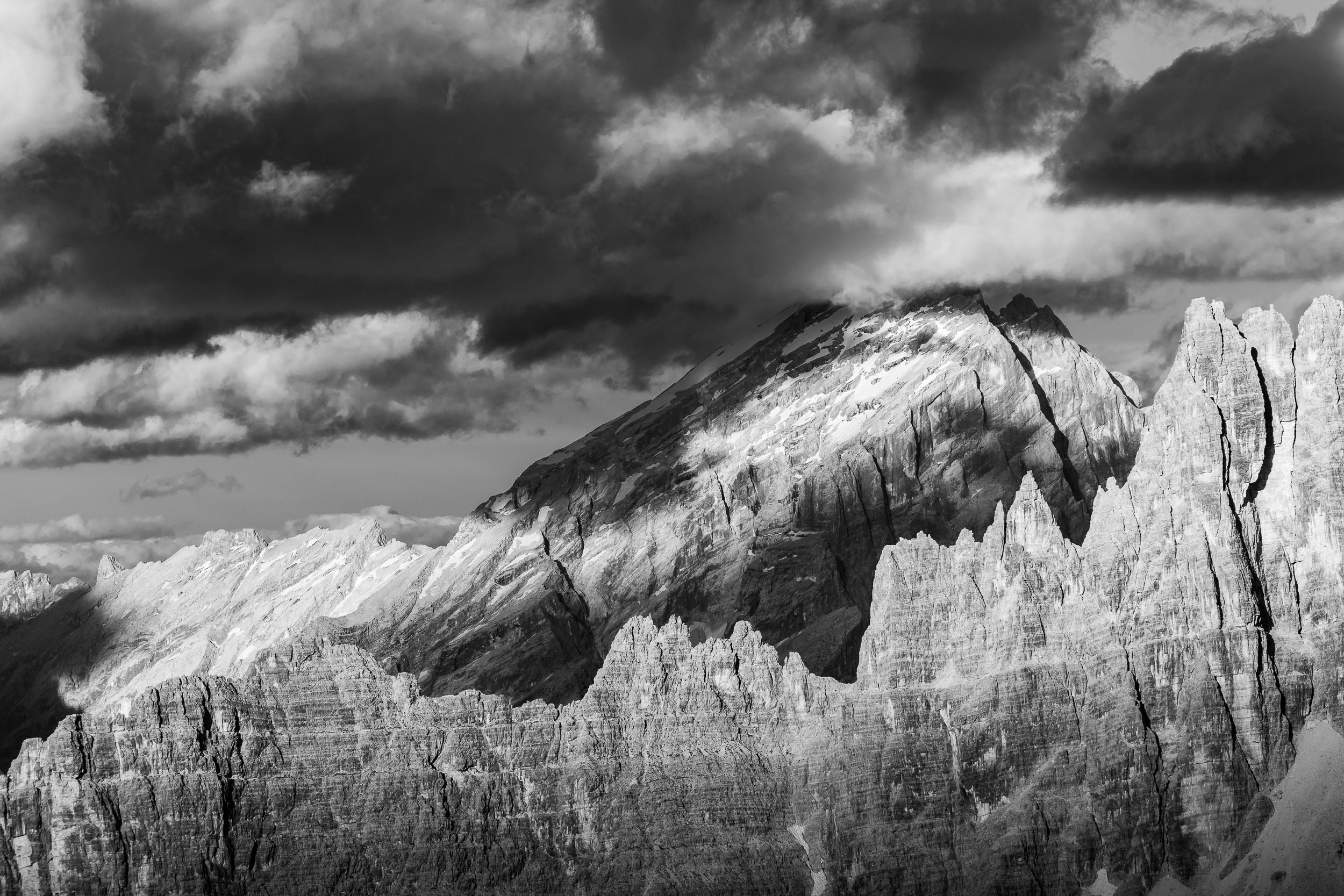 Fotografia in bianco e nero del Monte Antelao con in primo piano la crest adella Croda da Lago