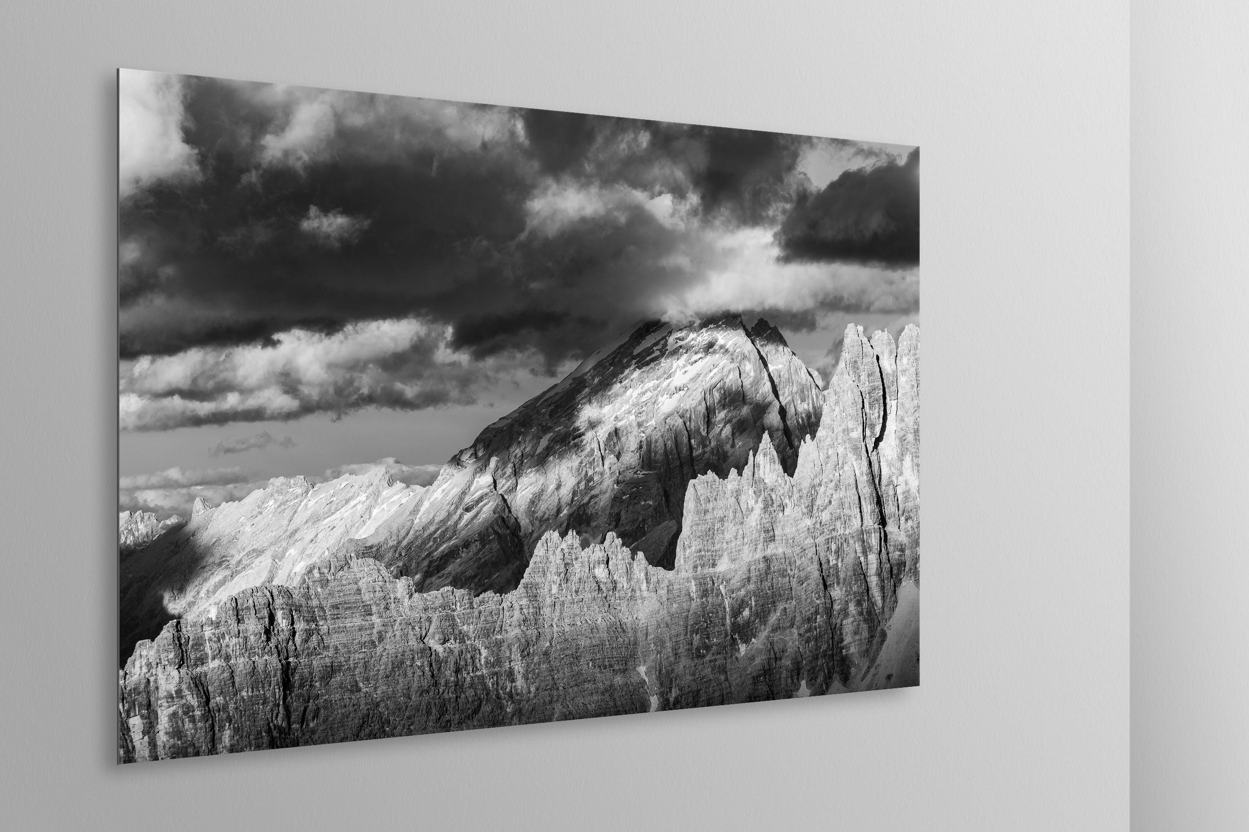 Simulazione di stampa fine art in bianco e nero di DOLOMITE LANDSCAPES montata su pannello dibond e appesa a parete con effetto sospeso