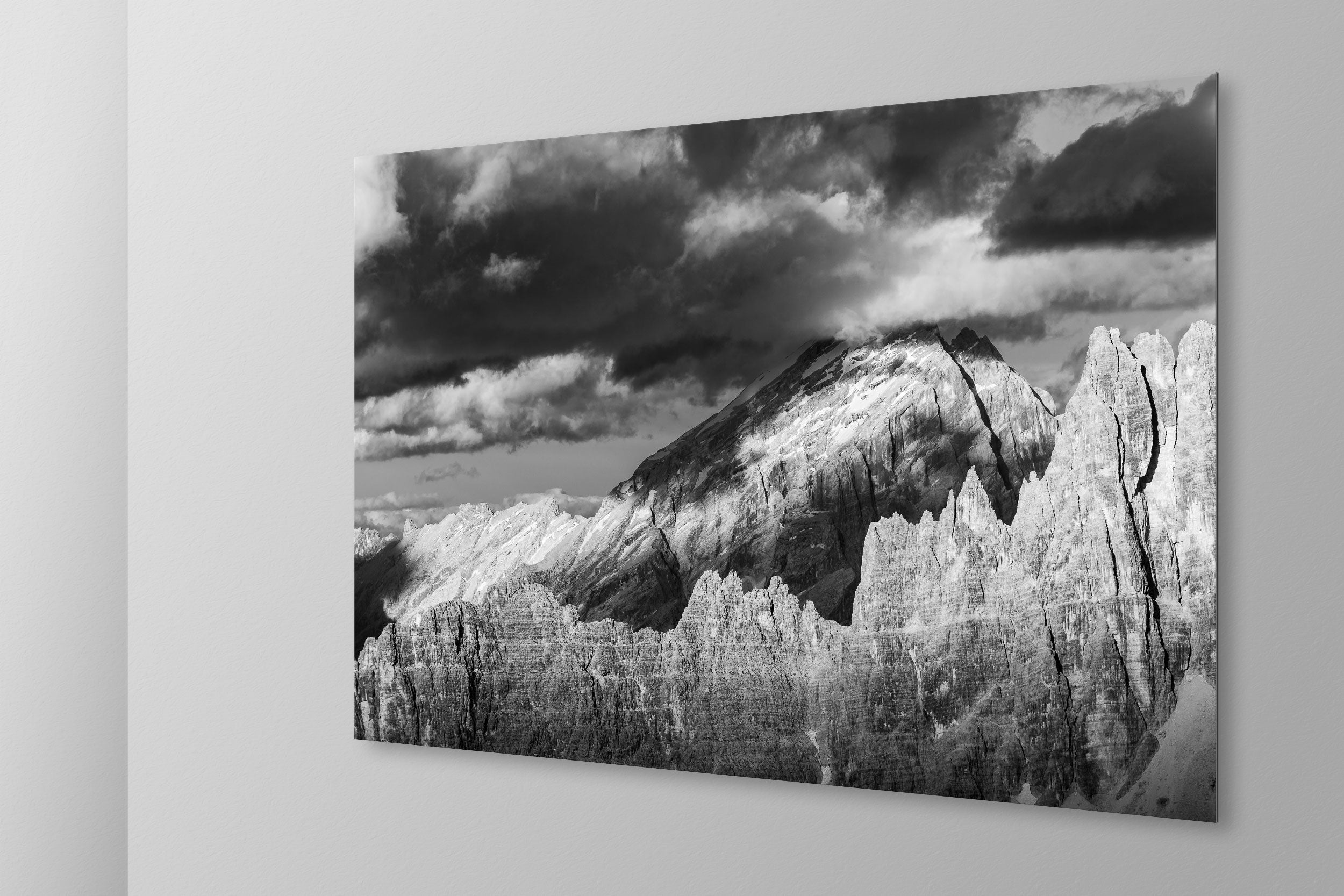 Simulazione di stampa fine art in bianco e nero di DOLOMITE LANDSCAPES montata su pannello dibond e appesa a parete con effetto sospeso
