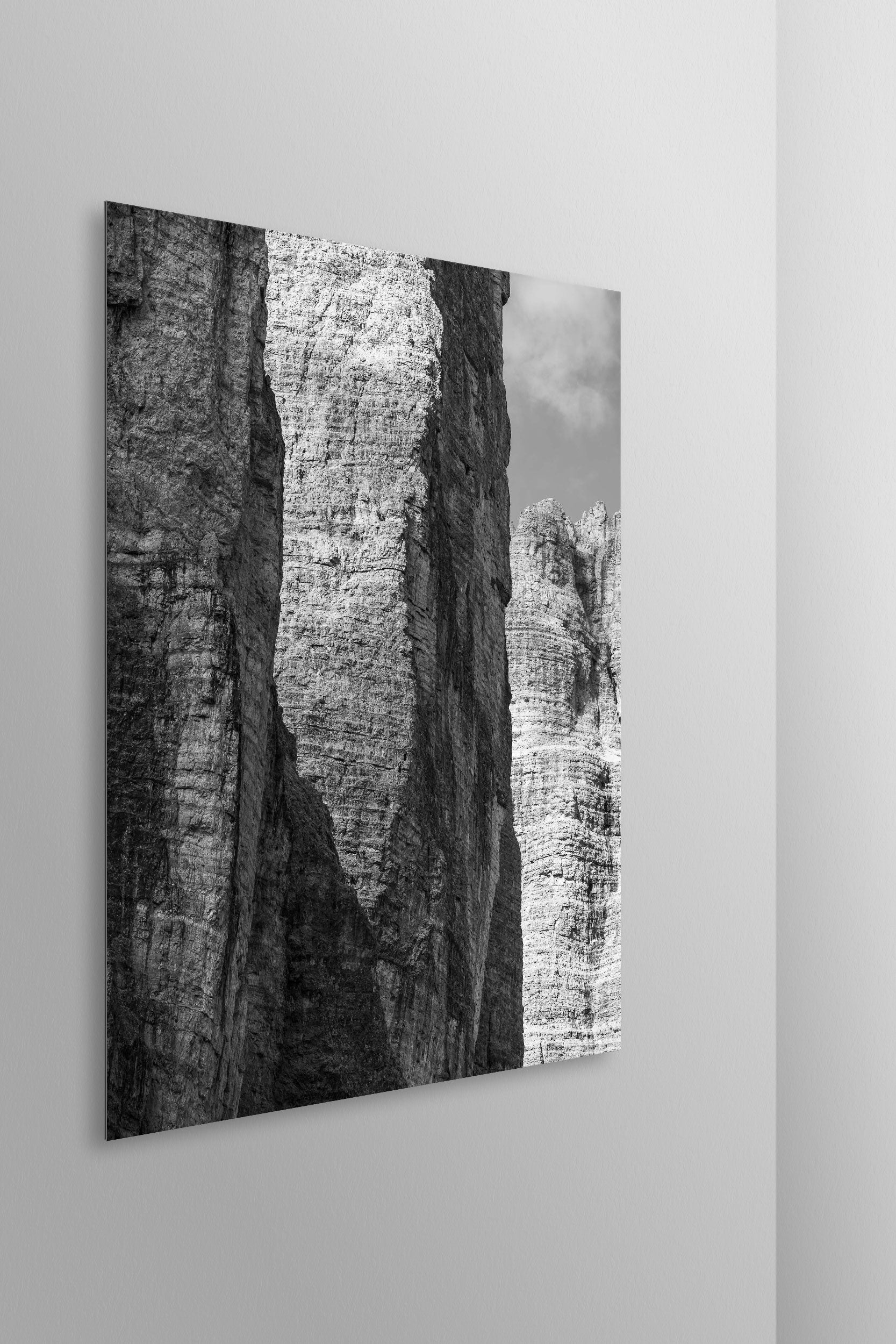 Spigolo Dibona alle Tre Cime. Simulazione di stampa fine art in bianco e nero di DOLOMITE LANDSCAPES montata su pannello dibond e appesa a parete con effetto sospeso