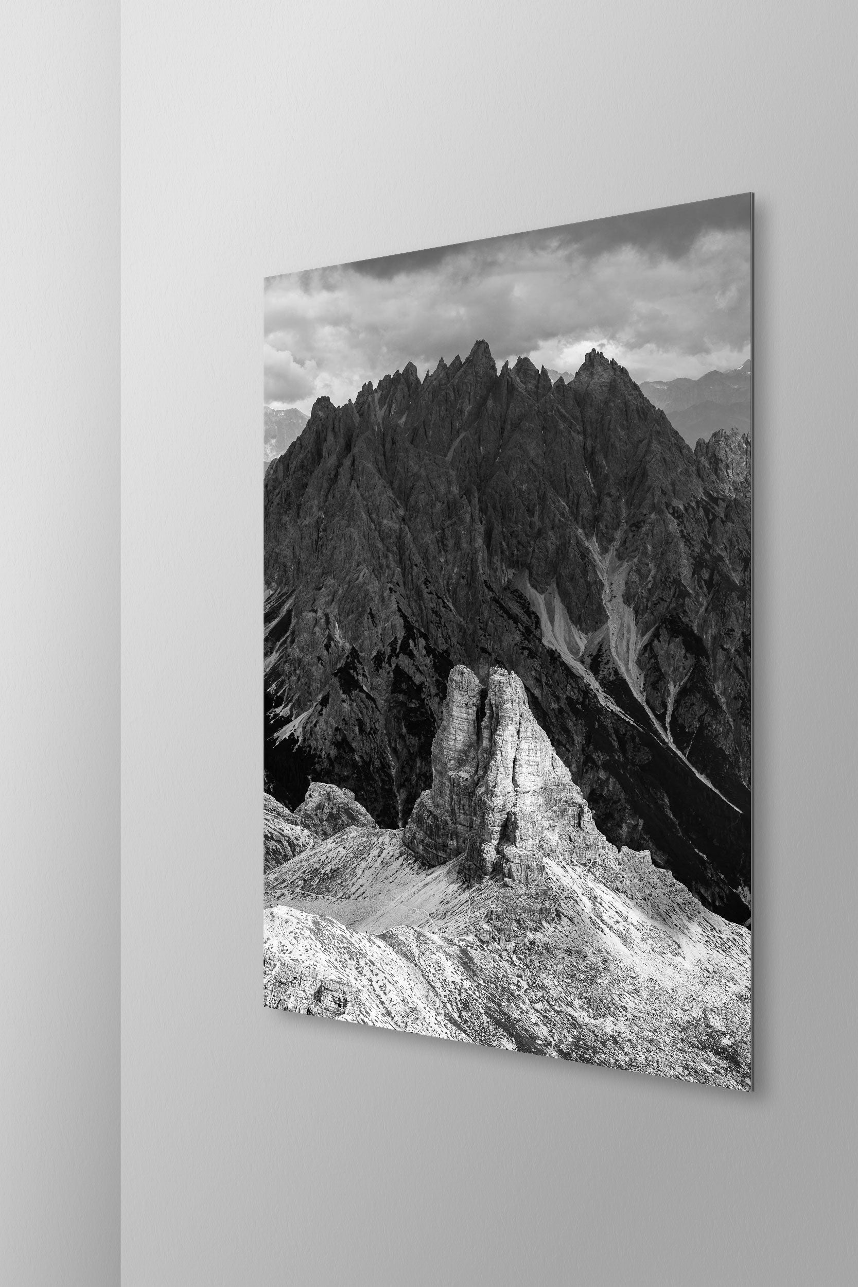 Torre di Toblin. Simulazione di stampa fine art in bianco e nero di DOLOMITE LANDSCAPES montata su pannello dibond e appesa a parete con effetto sospeso