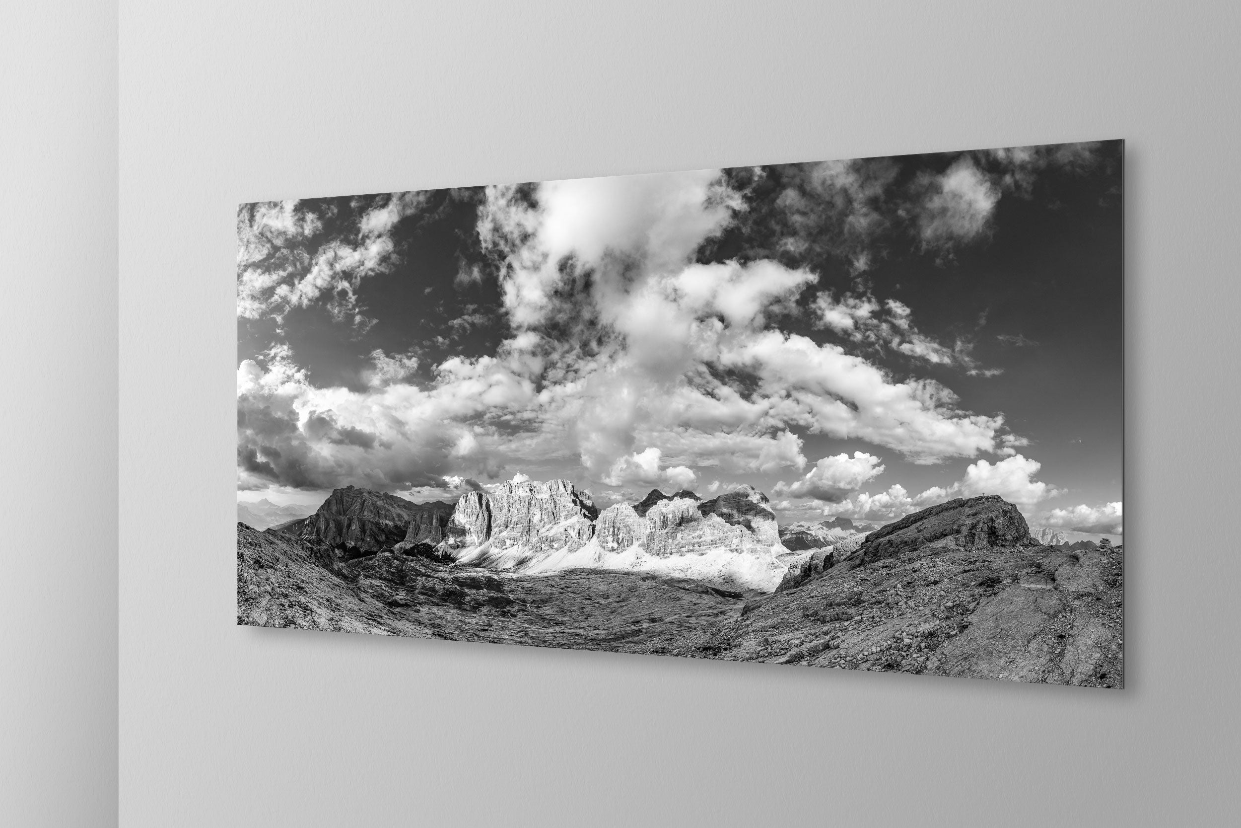Gruppo Fanis dal Lagazuoi. Simulazione di stampa fine art in bianco e nero di DOLOMITE LANDSCAPES montata su pannello dibond e appesa a parete con effetto sospeso
