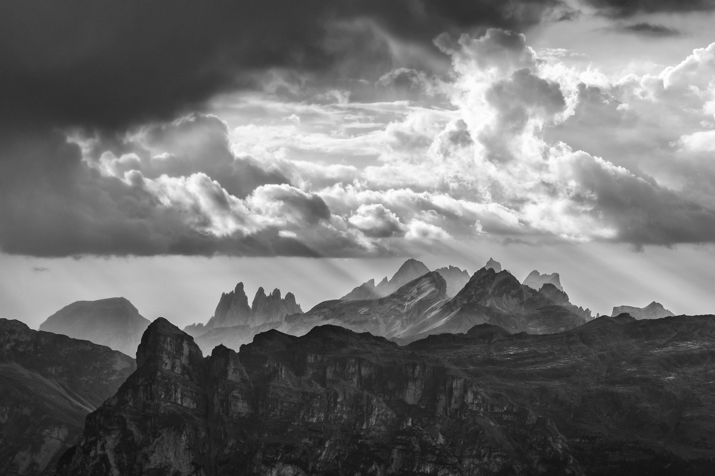 Fotografia in bianco e nero del Monte Sassongher e del Gruppo Puez Odle dopo un temporale estivo nella zona dell'Alta Badia