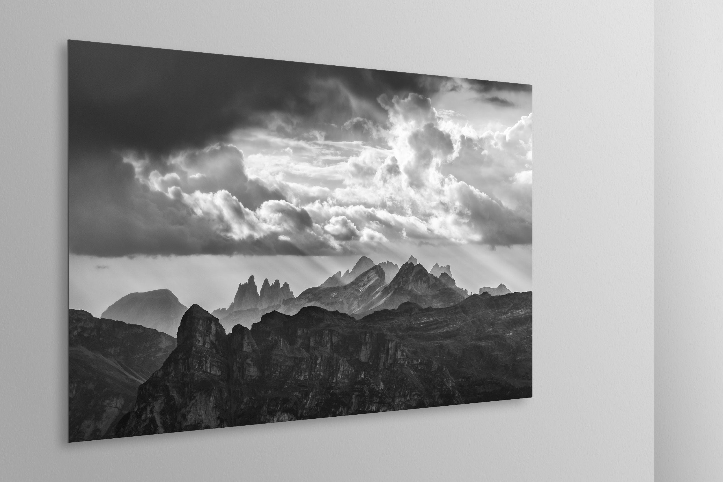 Simulazione di stampa fine art in bianco e nero di DOLOMITE LANDSCAPES montata su pannello dibond e appesa a parete con effetto sospeso
