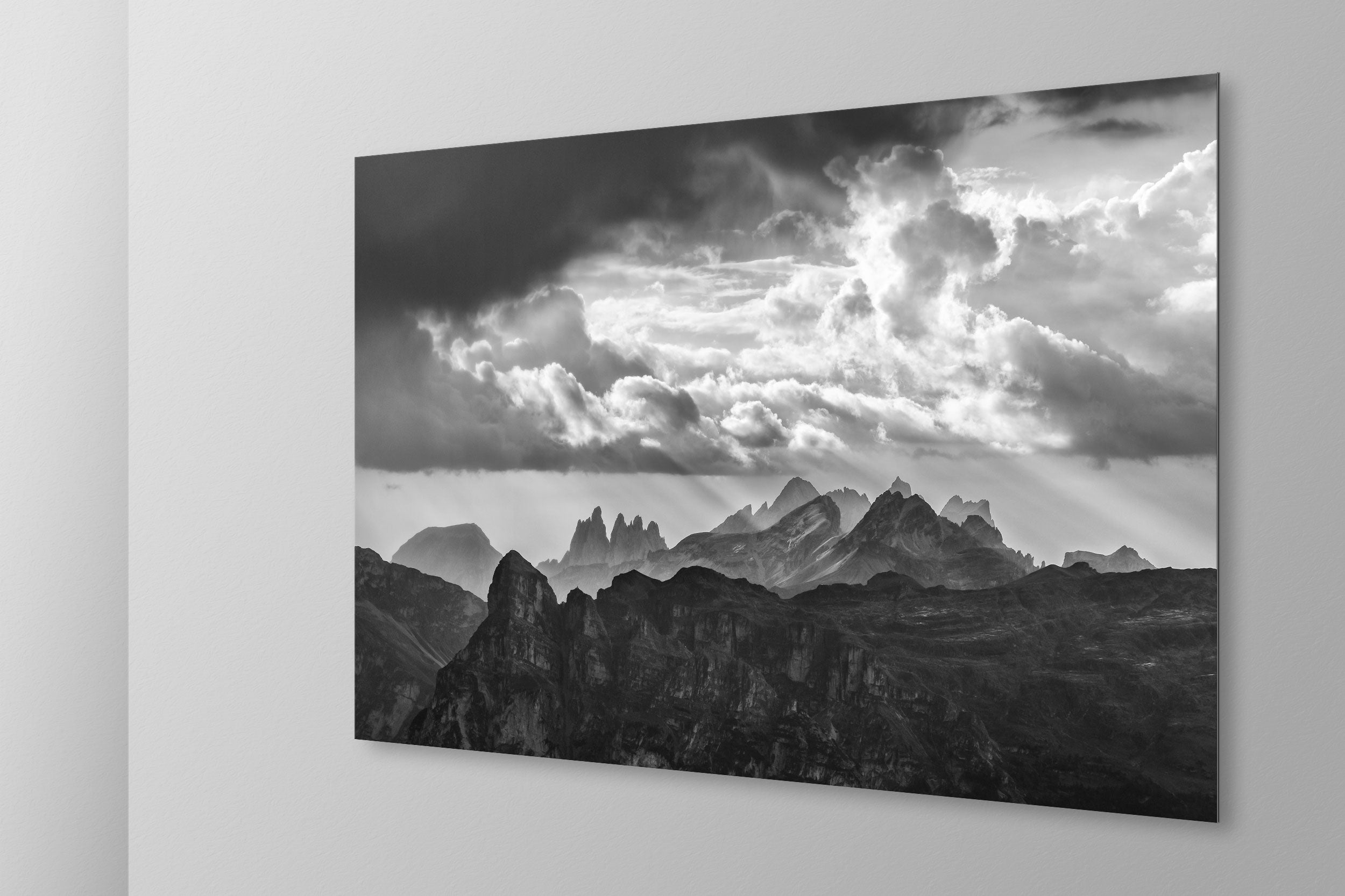 Simulazione di stampa fine art in bianco e nero di DOLOMITE LANDSCAPES montata su pannello dibond e appesa a parete con effetto sospeso