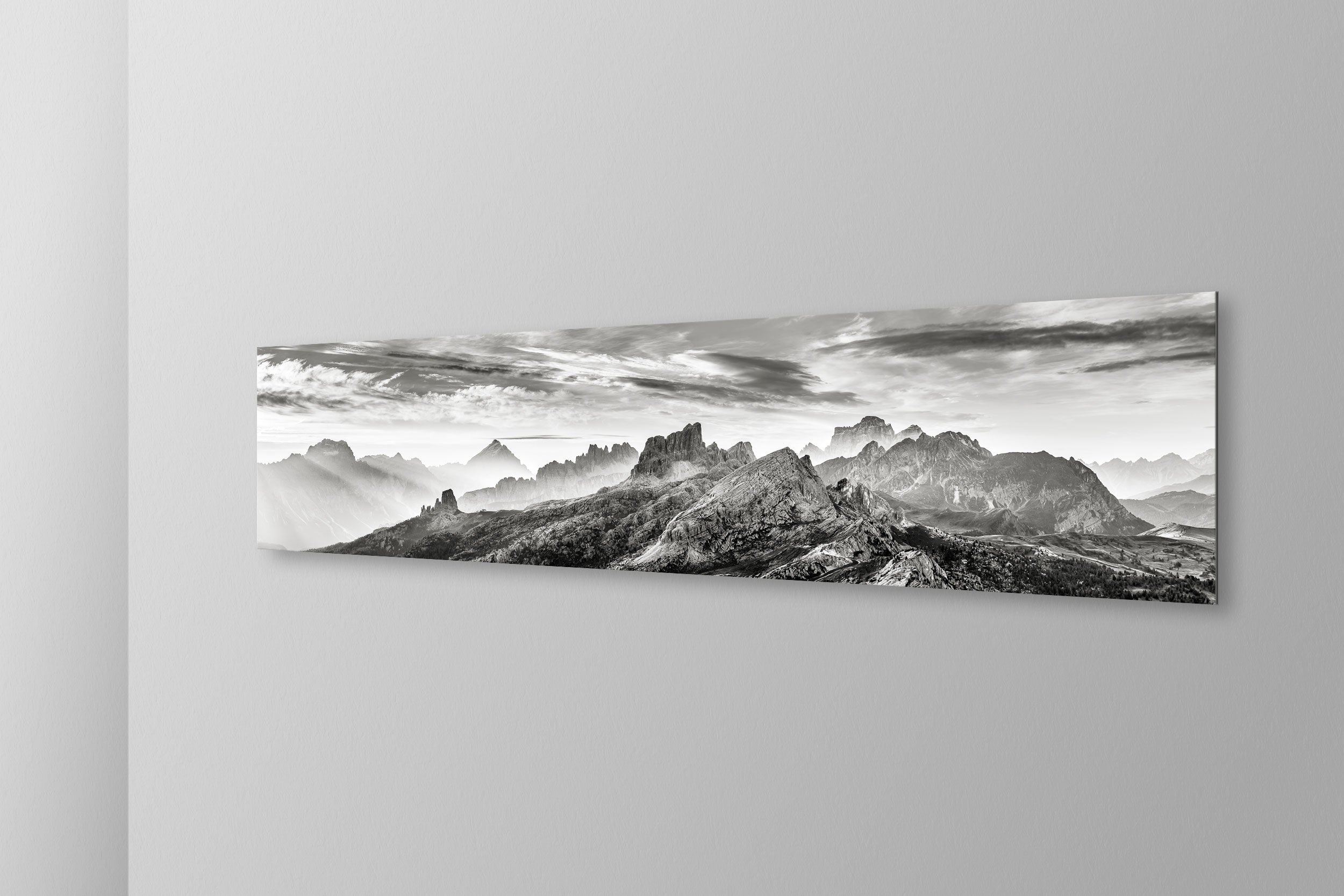 Panorama dolomitico. Simulazione di stampa fine art in bianco e nero di DOLOMITE LANDSCAPES montata su pannello dibond e appesa a parete con effetto sospeso