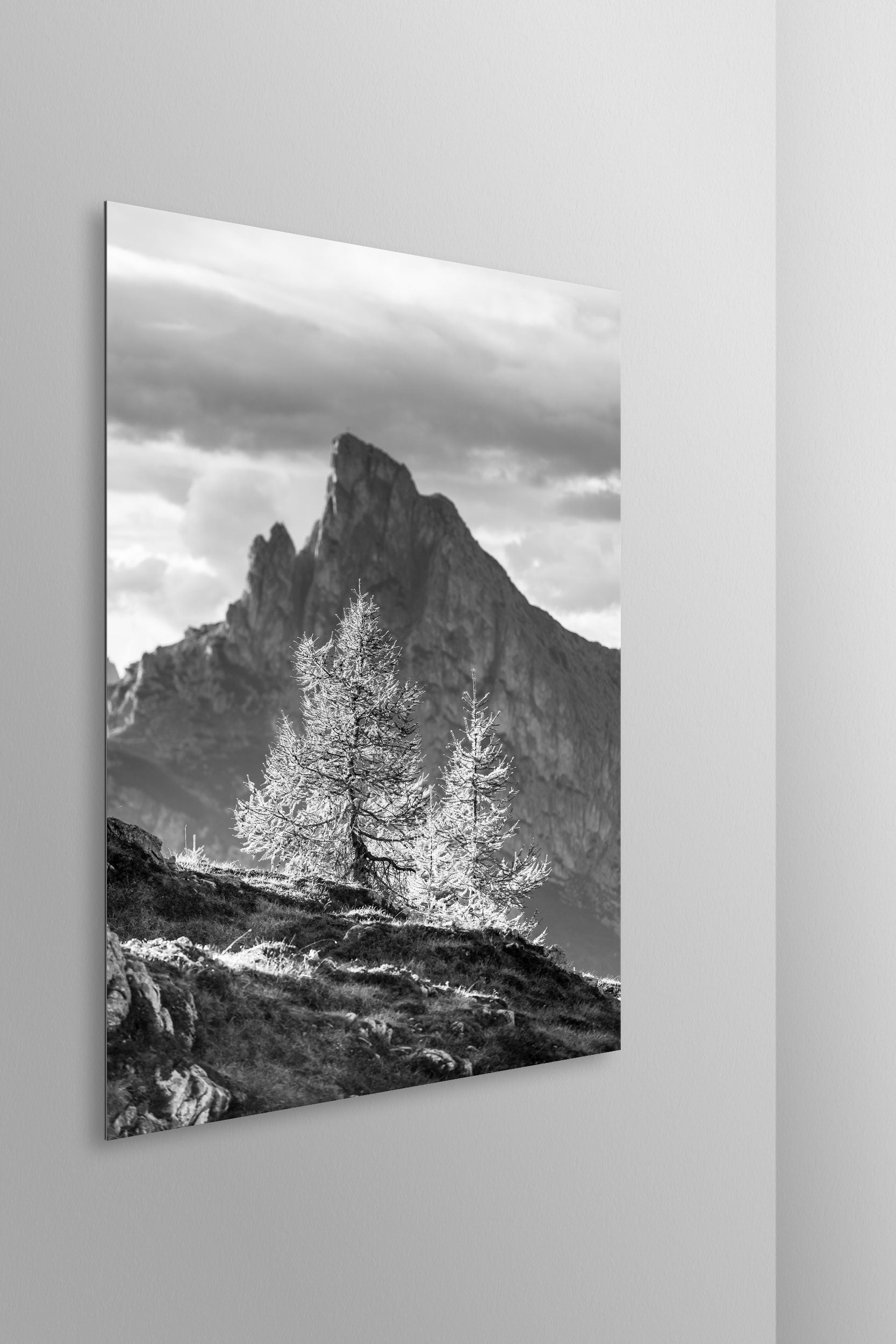 Simulazione di stampa fine art in bianco e nero di DOLOMITE LANDSCAPES montata su pannello dibond e appesa a parete con effetto sospeso
