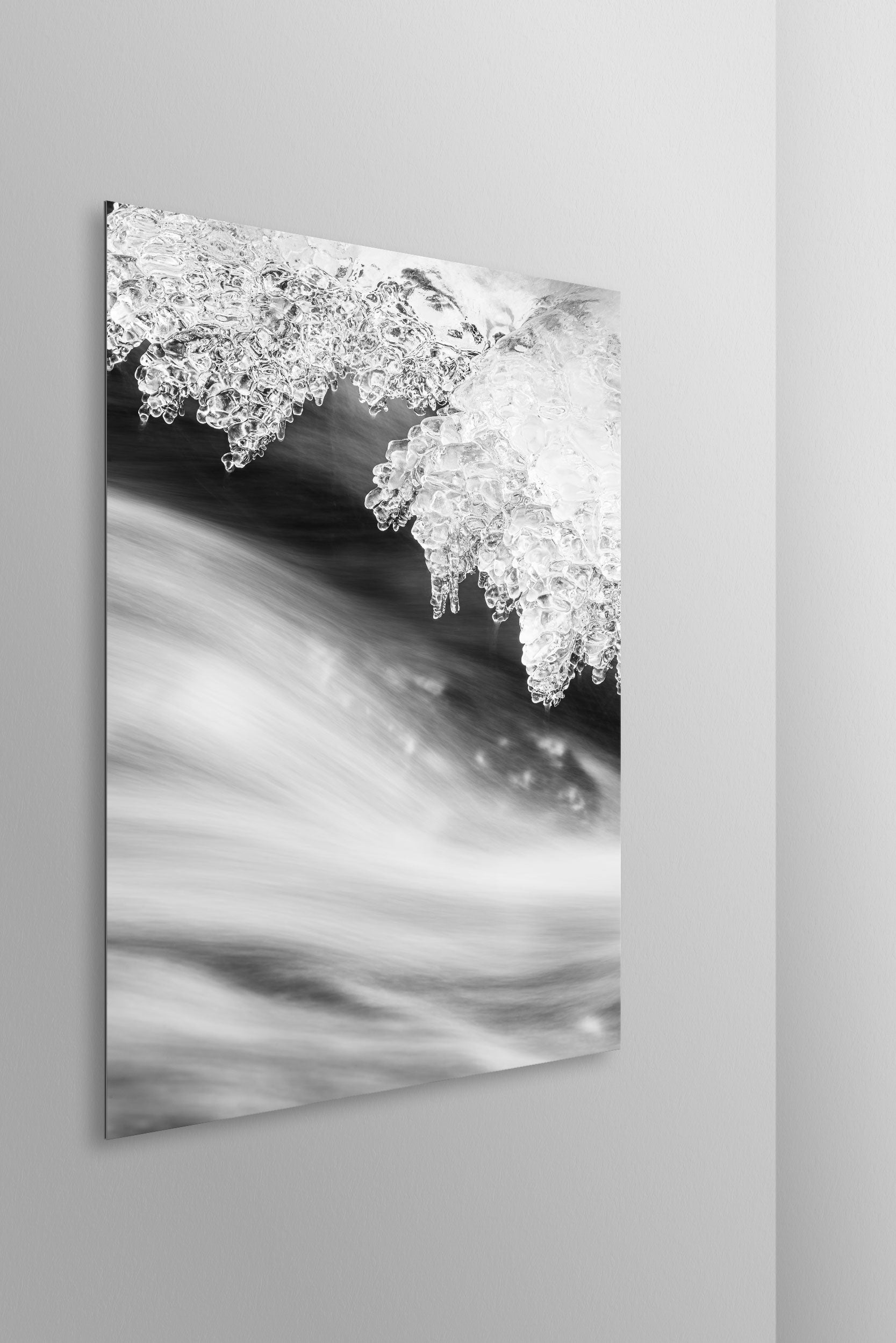 Ruscello d'inverno. Simulazione di stampa fine art in bianco e nero di DOLOMITE LANDSCAPES montata su pannello dibond e appesa a parete con effetto sospeso