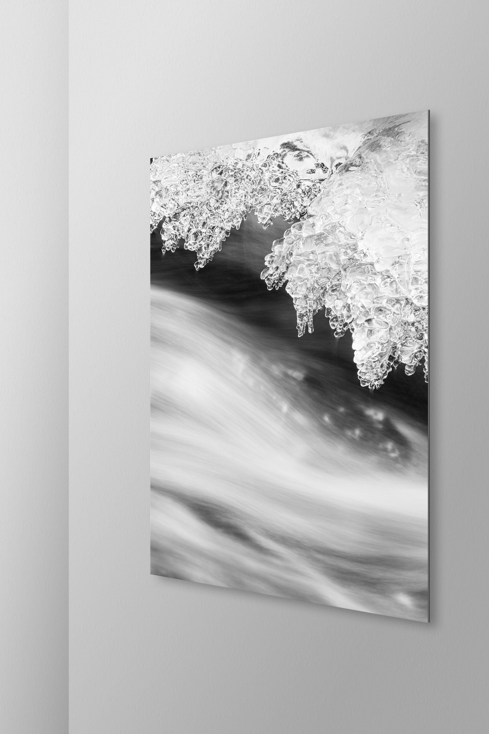 Ruscello d'inverno. Simulazione di stampa fine art in bianco e nero di DOLOMITE LANDSCAPES montata su pannello dibond e appesa a parete con effetto sospeso