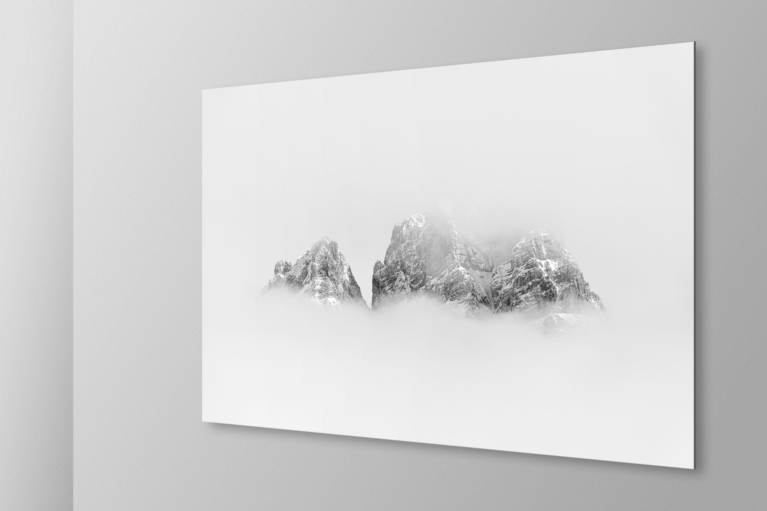 Simulazione di stampa fine art in bianco e nero di DOLOMITE LANDSCAPES montata su pannello dibond e appesa a parete con effetto sospeso