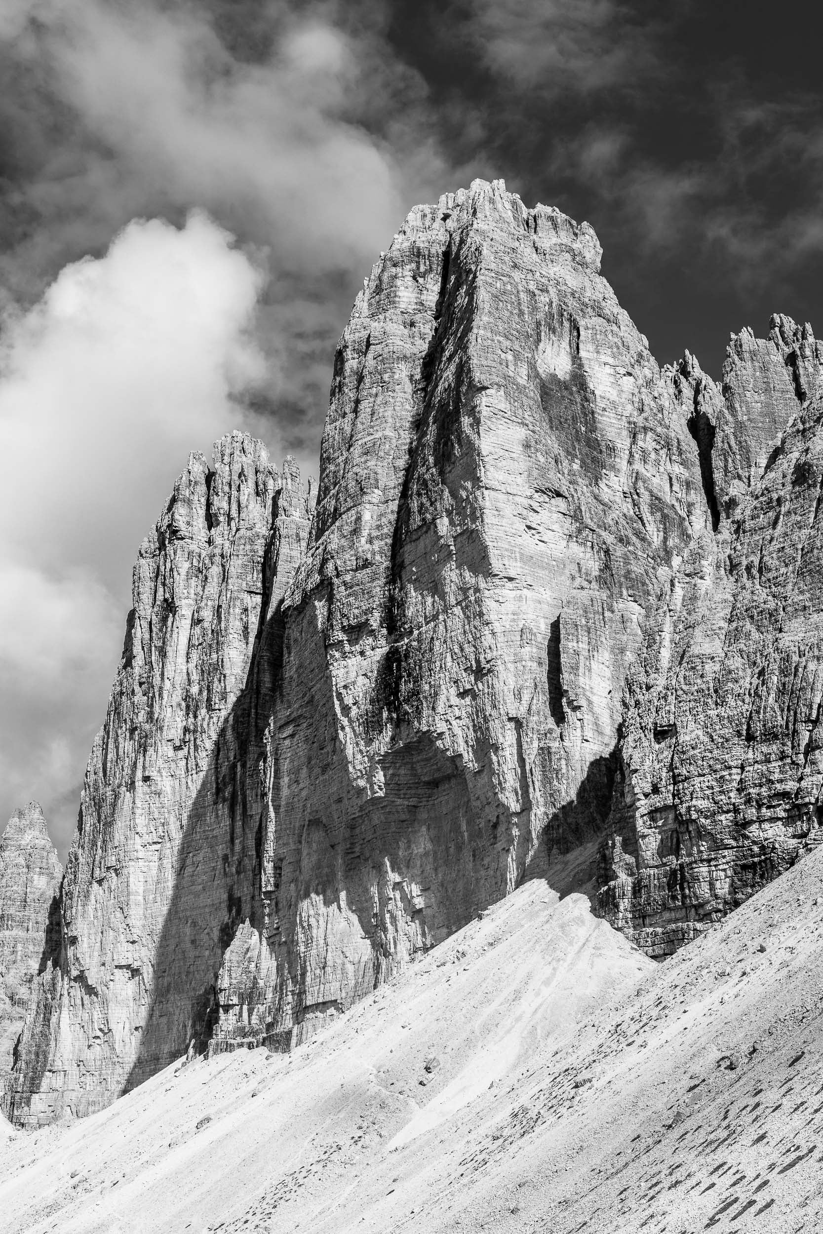 Fotografia in bianco e nero della Cima Ovest di Lavaredo vista dal basso verso l'alto