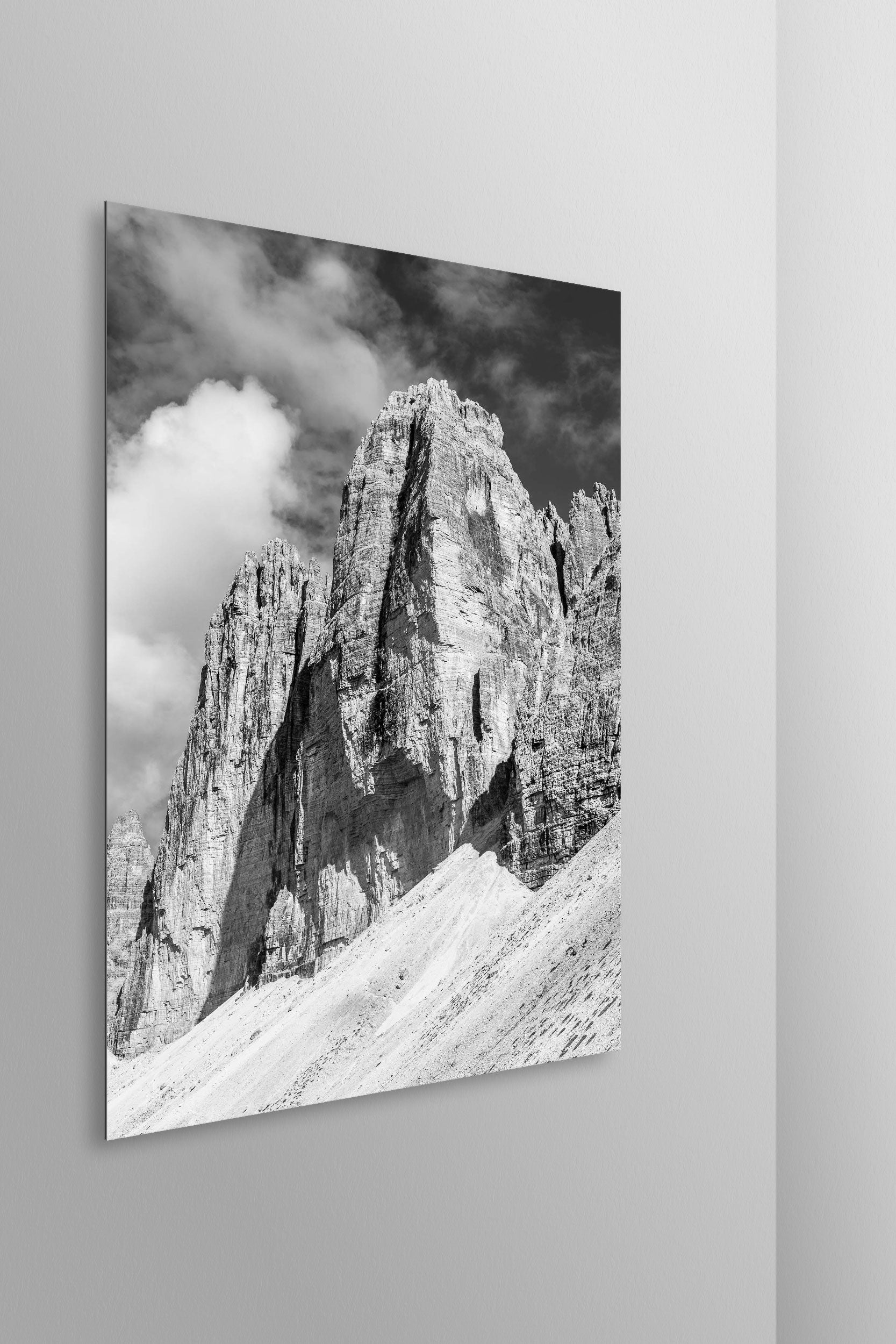 Simulazione di stampa fine art in bianco e nero di DOLOMITE LANDSCAPES montata su pannello dibond e appesa a parete con effetto sospeso
