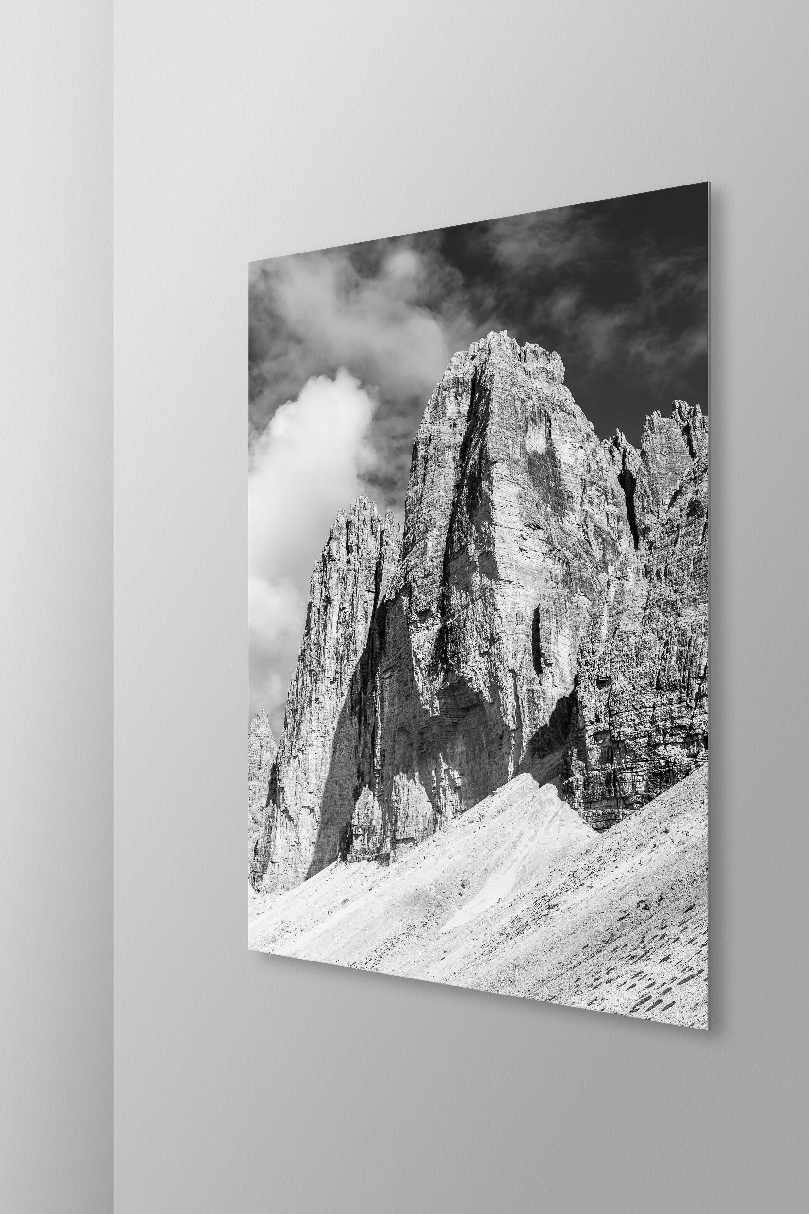 Simulazione di stampa fine art in bianco e nero di DOLOMITE LANDSCAPES montata su pannello dibond e appesa a parete con effetto sospeso
