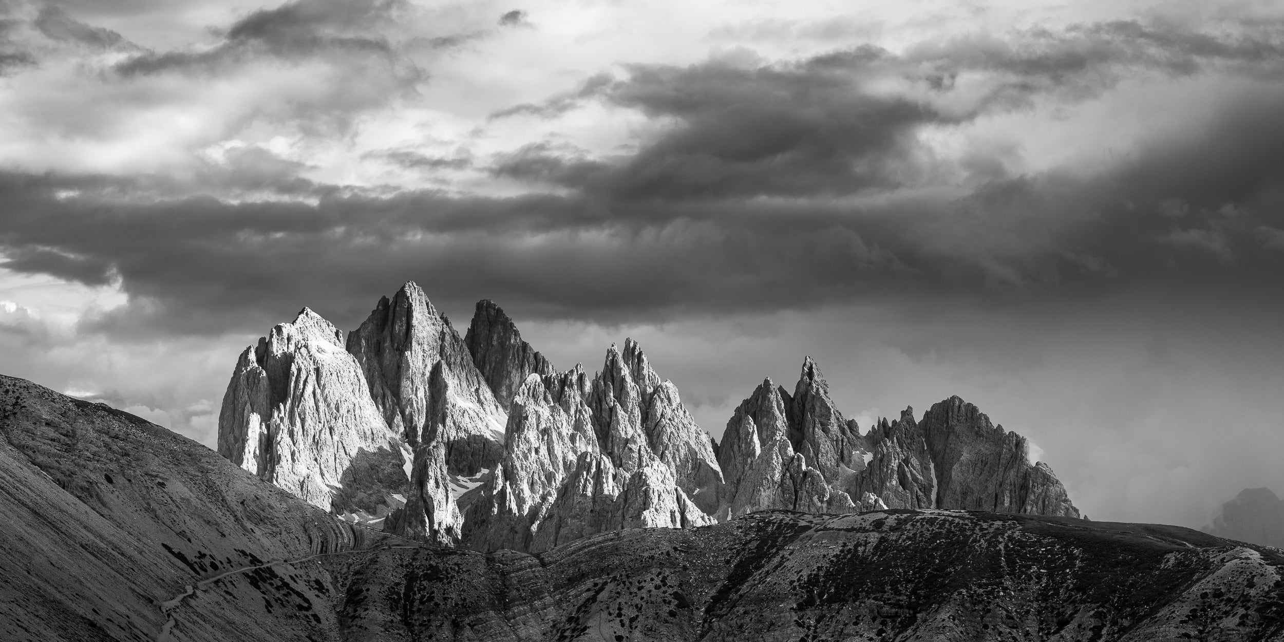 Fotografia in bianco e nero dei Cadini di Misurina al tramonto