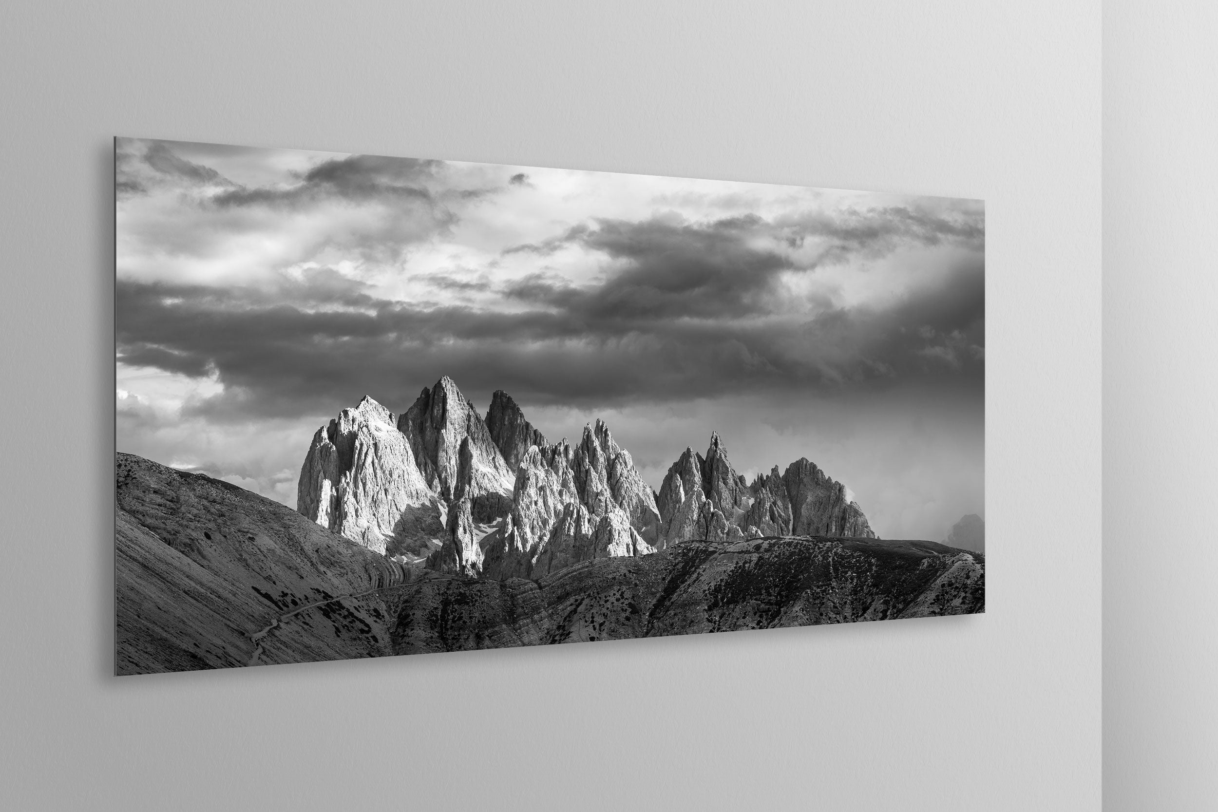 Cadini di Misurina. Simulazione di stampa fine art in bianco e nero di DOLOMITE LANDSCAPES montata su pannello dibond e appesa a parete con effetto sospeso