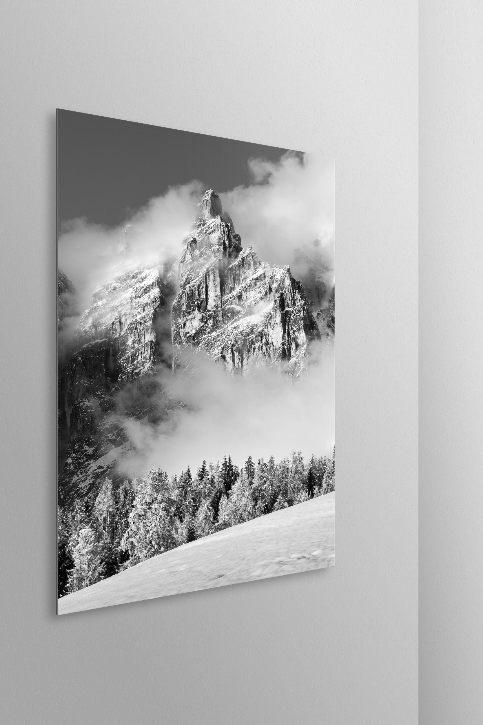 Simulazione di stampa fine art in bianco e nero di DOLOMITE LANDSCAPES montata su pannello dibond e appesa a parete con effetto sospeso
