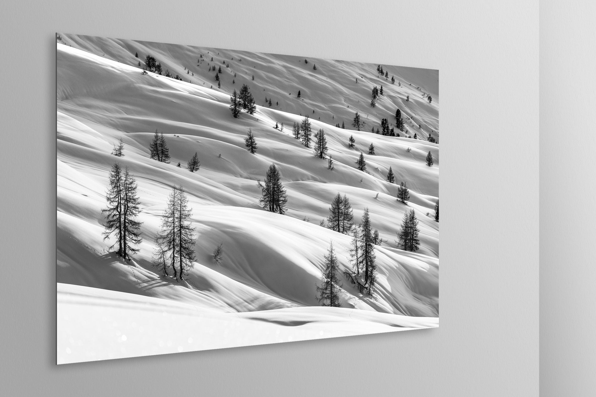 Simulazione di stampa fine art in bianco e nero di DOLOMITE LANDSCAPES montata su pannello dibond e appesa a parete con effetto sospeso