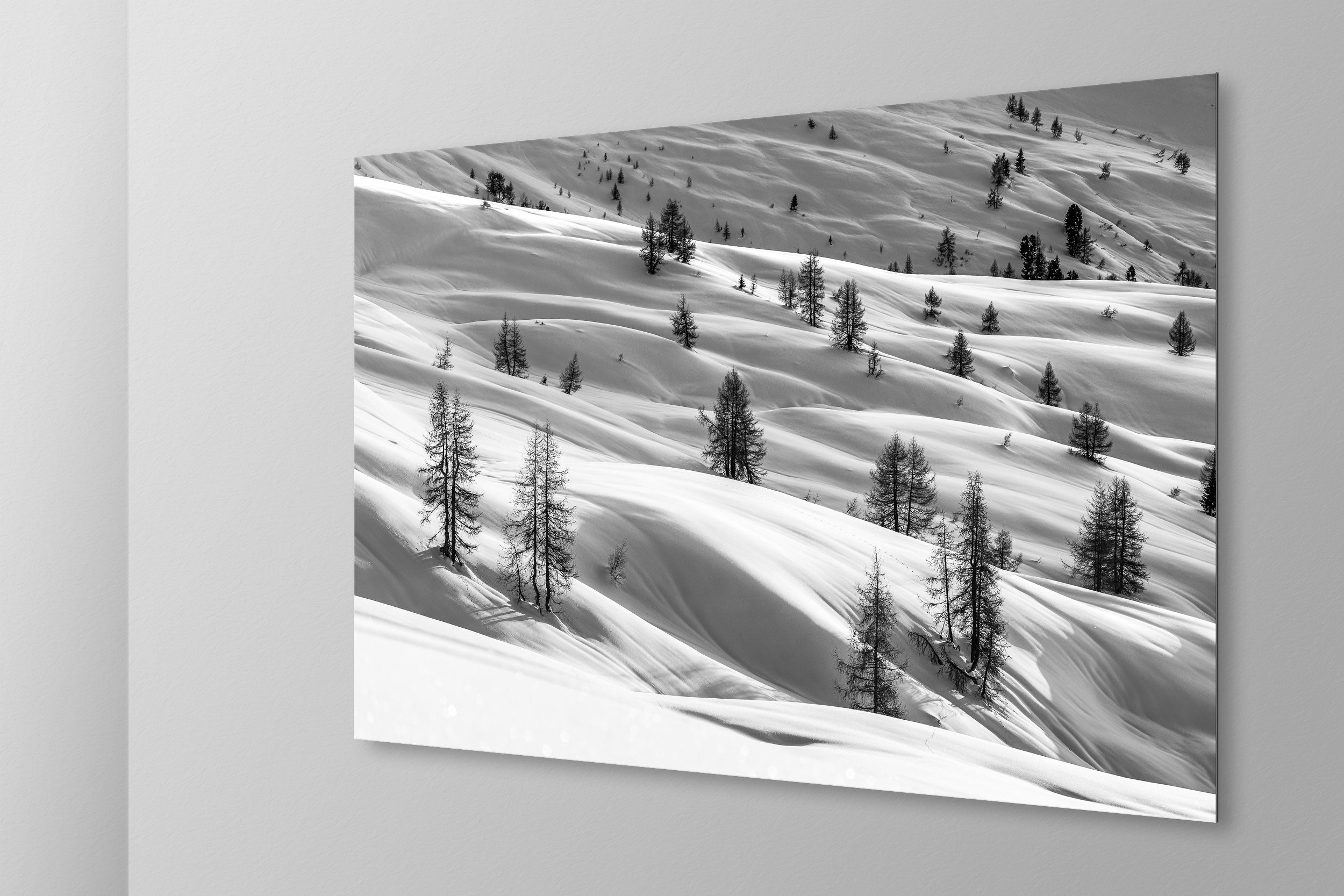 Simulazione di stampa fine art in bianco e nero di DOLOMITE LANDSCAPES montata su pannello dibond e appesa a parete con effetto sospeso