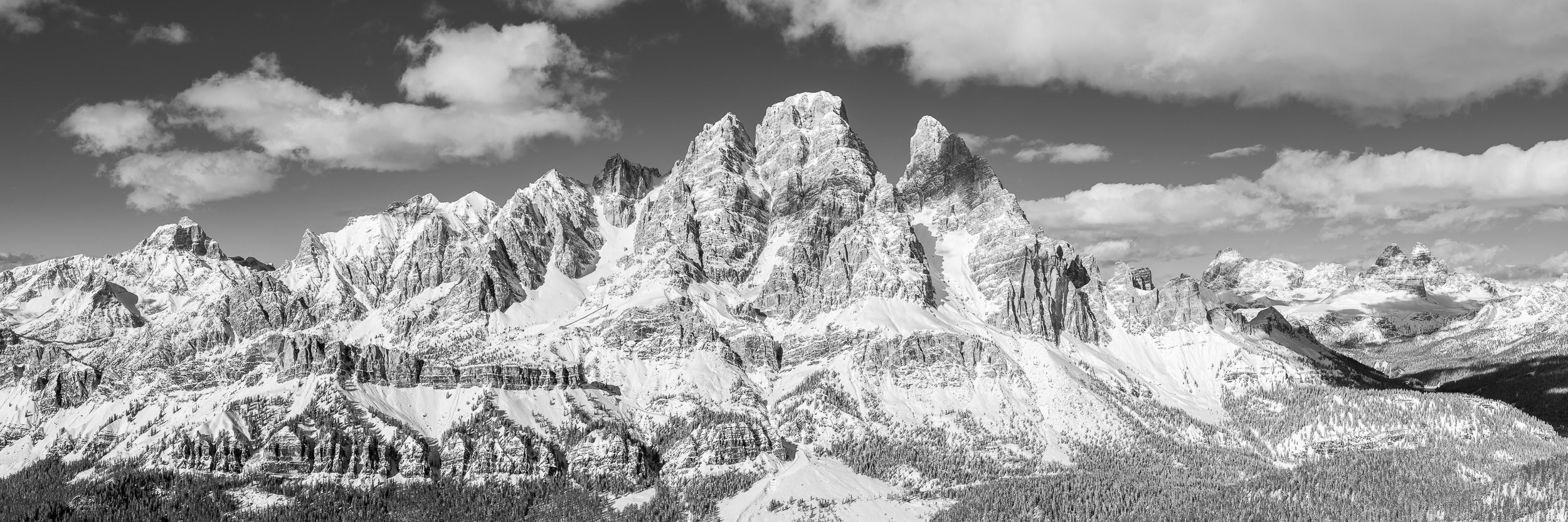 Fotografia in bianco e nero. Vista panoramica invernale sul gruppo del Cristallo, a sinistra la Croda Rossa, a destra le Tre Cime di Lavaredo.