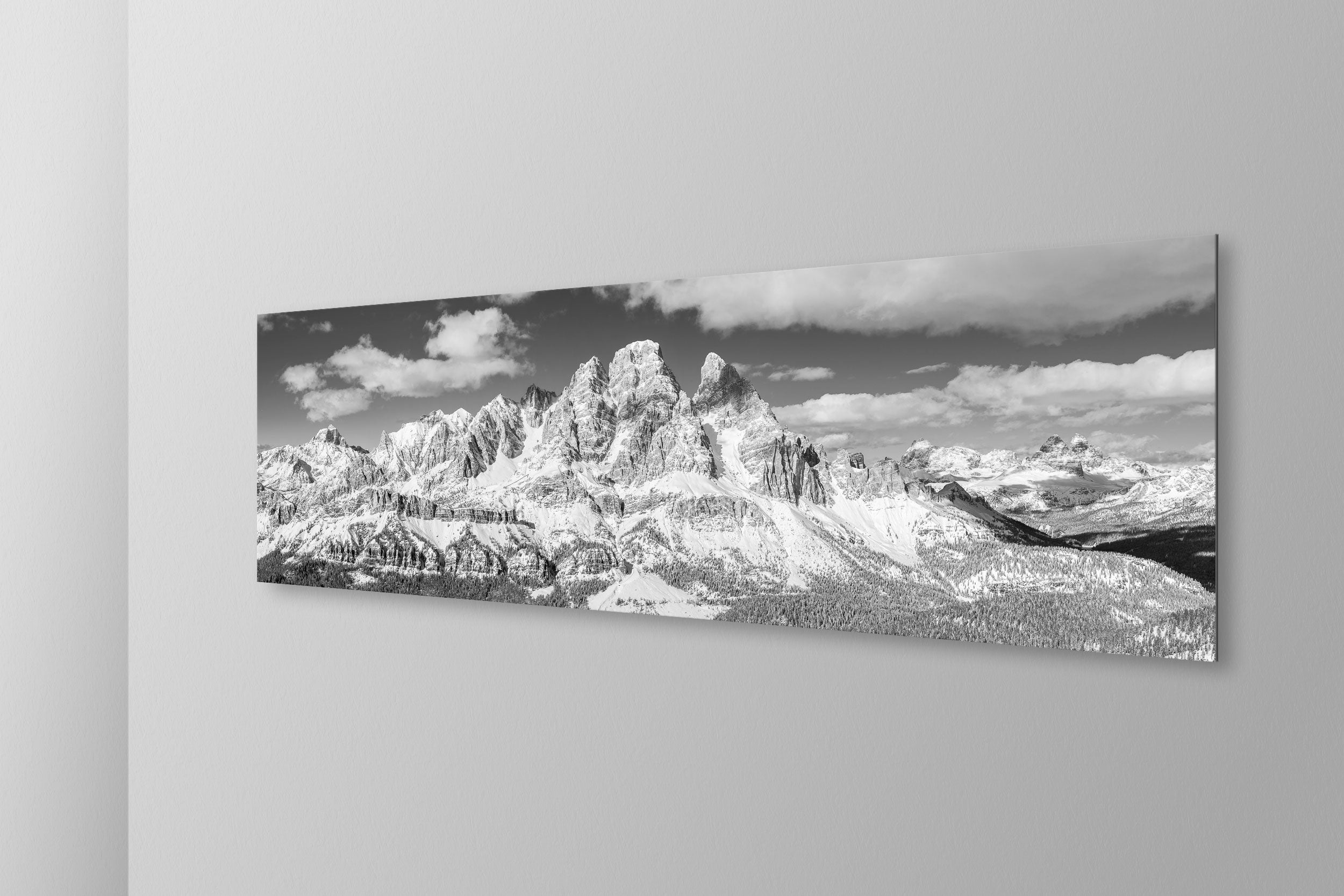 Monte Cristallo. Simulazione di stampa fine art in bianco e nero di DOLOMITE LANDSCAPES montata su pannello dibond e appesa a parete con effetto sospeso