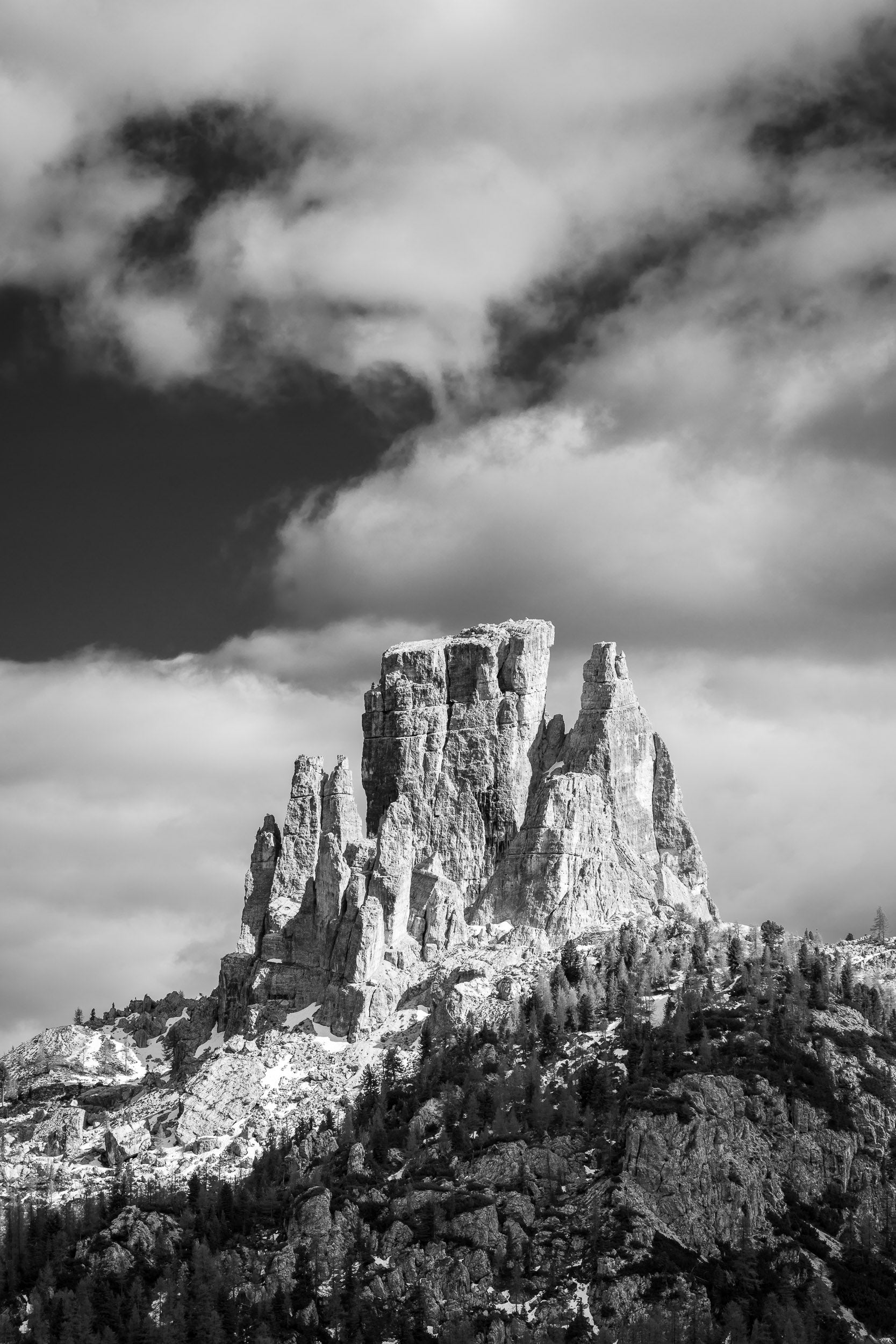 Fotografia in bianco e nero delle Cinque Torri
