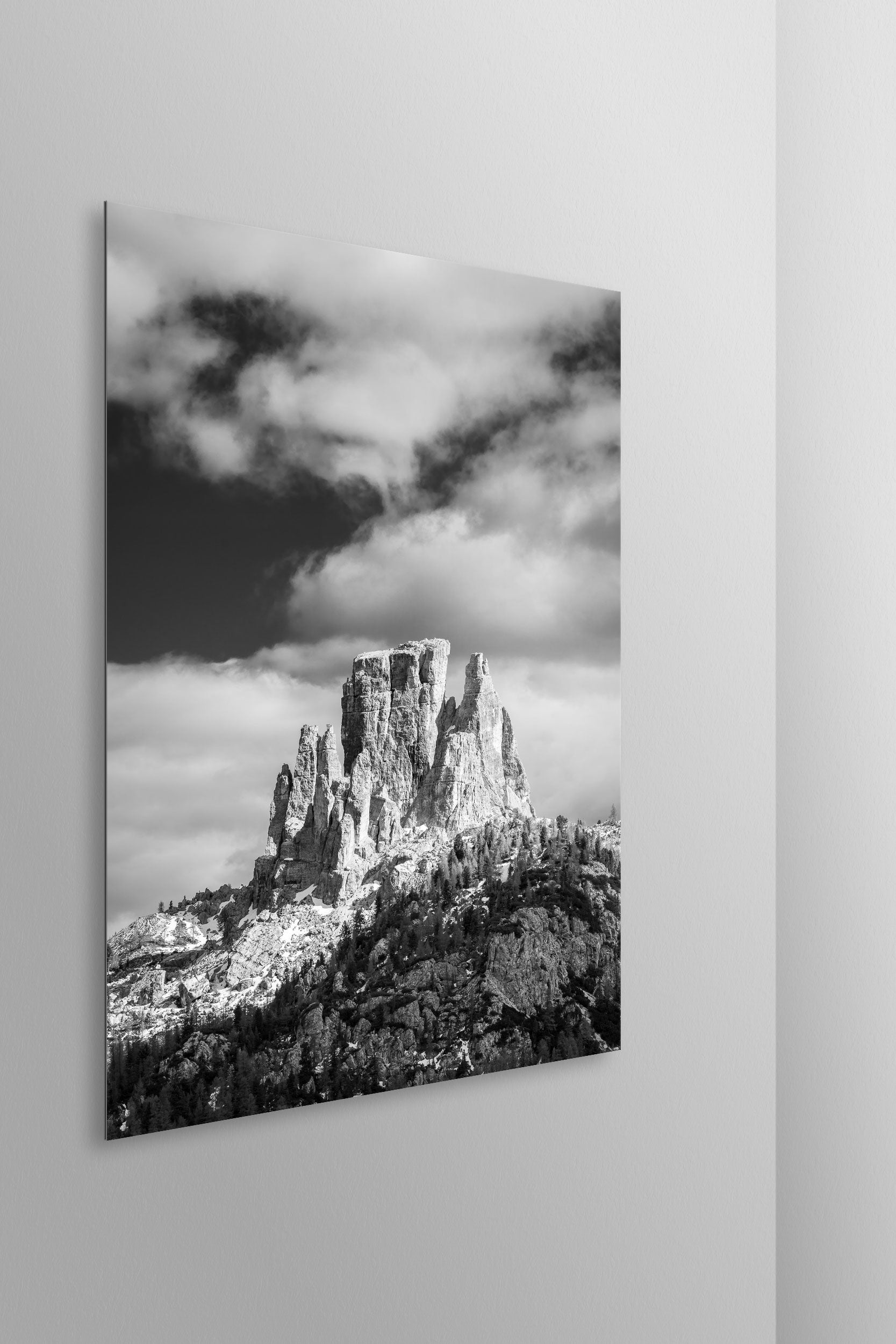 Simulazione di stampa fine art in bianco e nero di DOLOMITE LANDSCAPES montata su pannello dibond e appesa a parete con effetto sospeso
