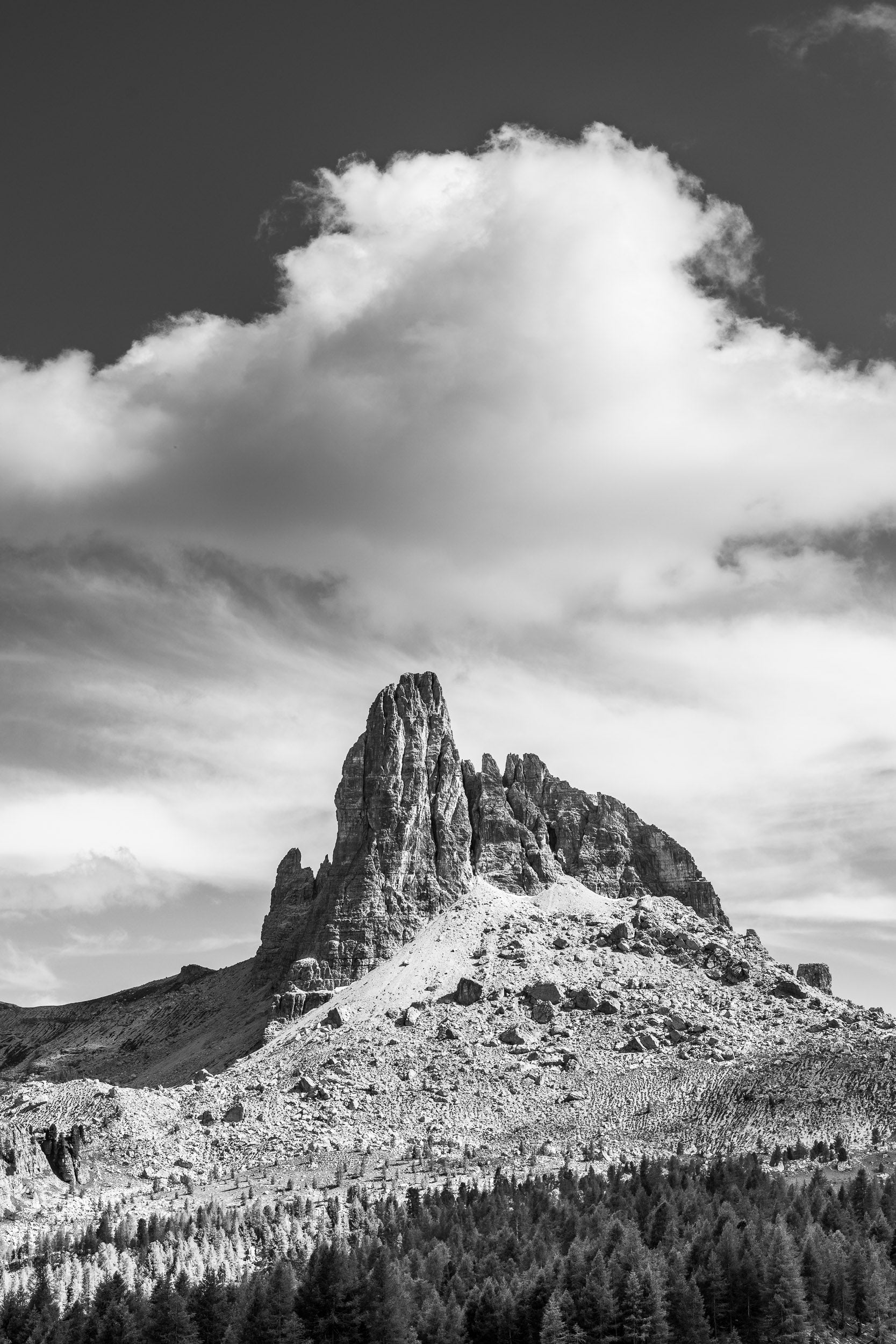 Fotografia in bianco e nero del Becco di Mezzodì sovrastato da una grande nuvola bianca.