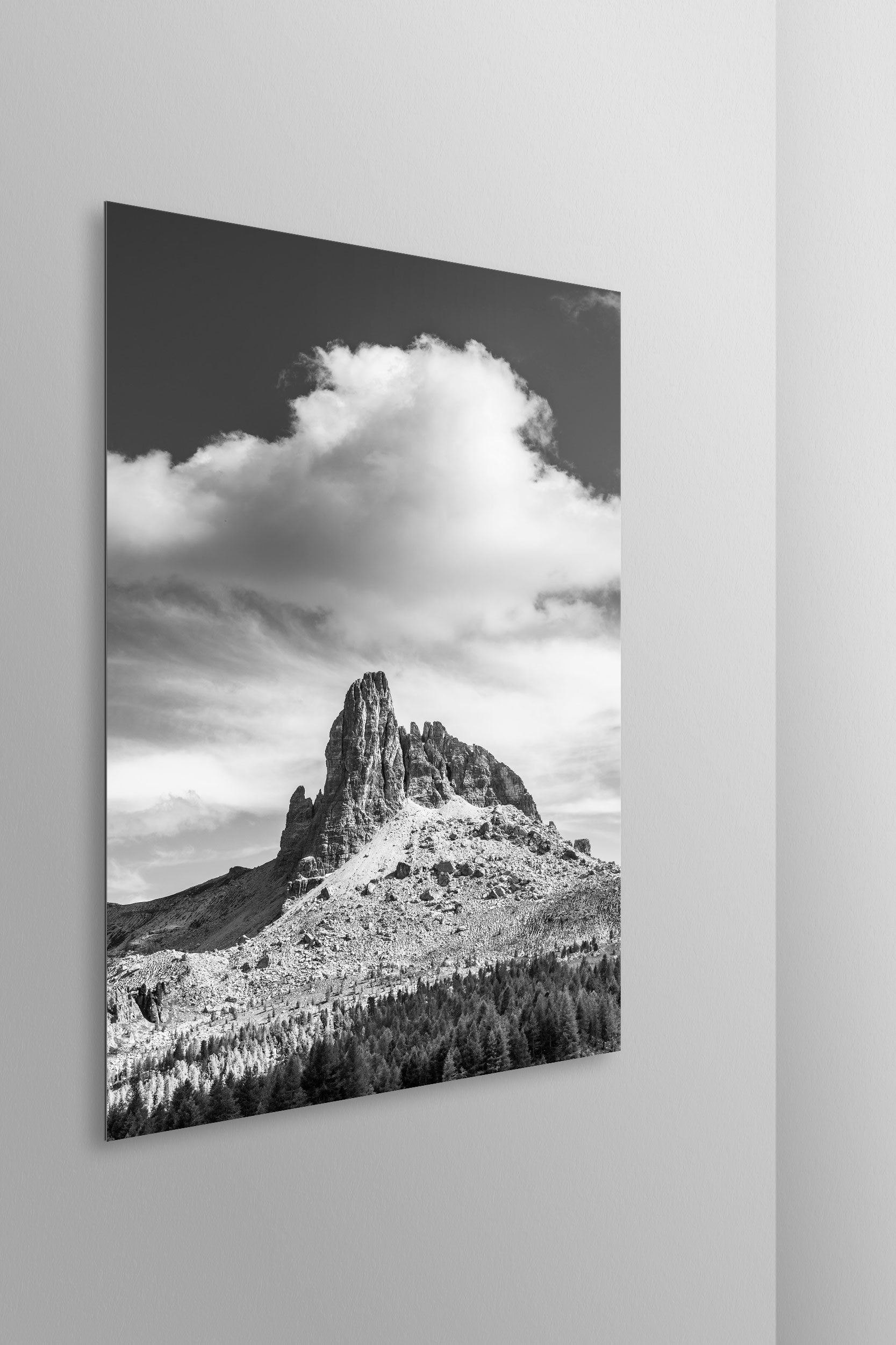 Simulazione di stampa fine art in bianco e nero di DOLOMITE LANDSCAPES montata su pannello dibond e appesa a parete con effetto sospeso

