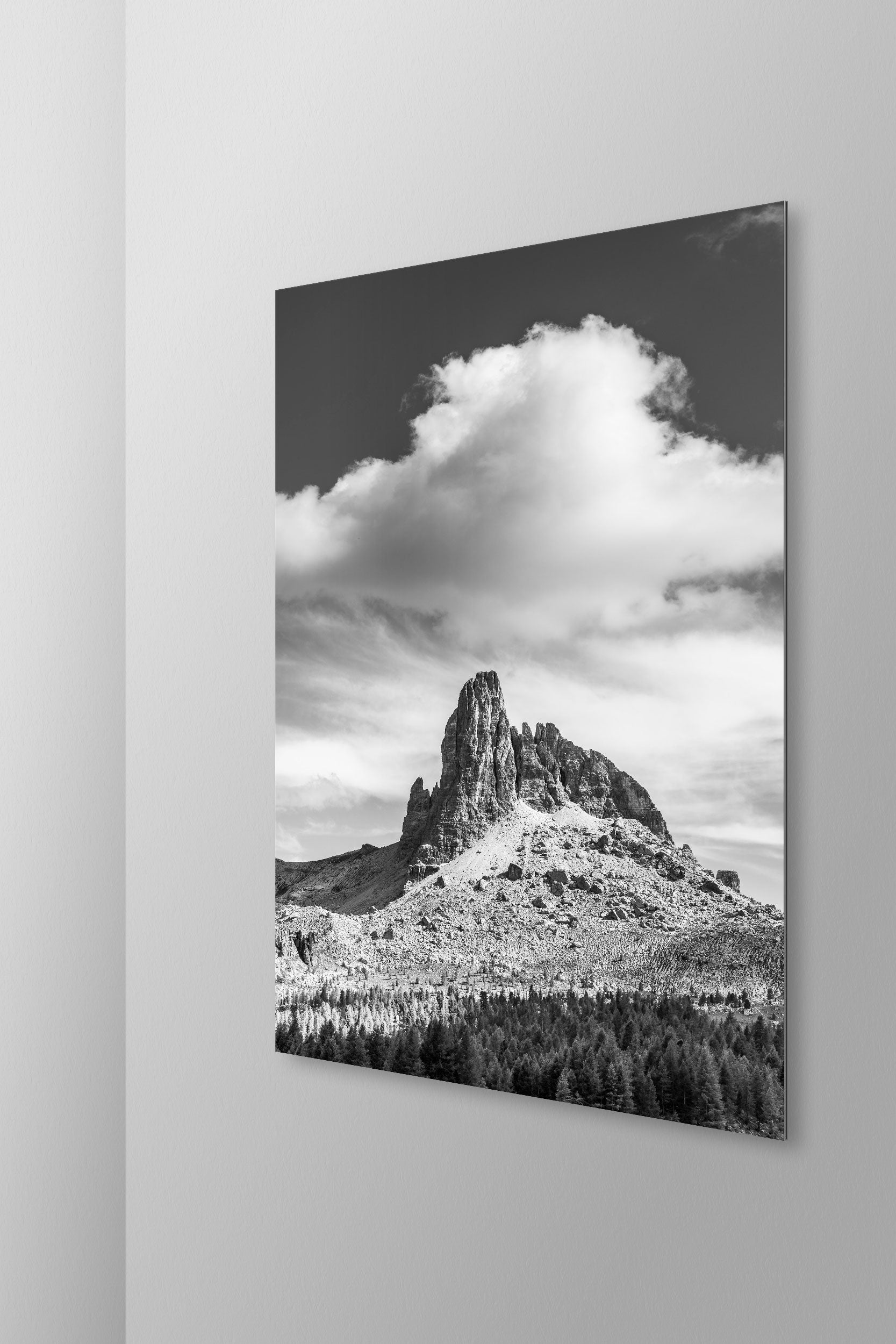 Simulazione di stampa fine art in bianco e nero di DOLOMITE LANDSCAPES montata su pannello dibond e appesa a parete con effetto sospeso
