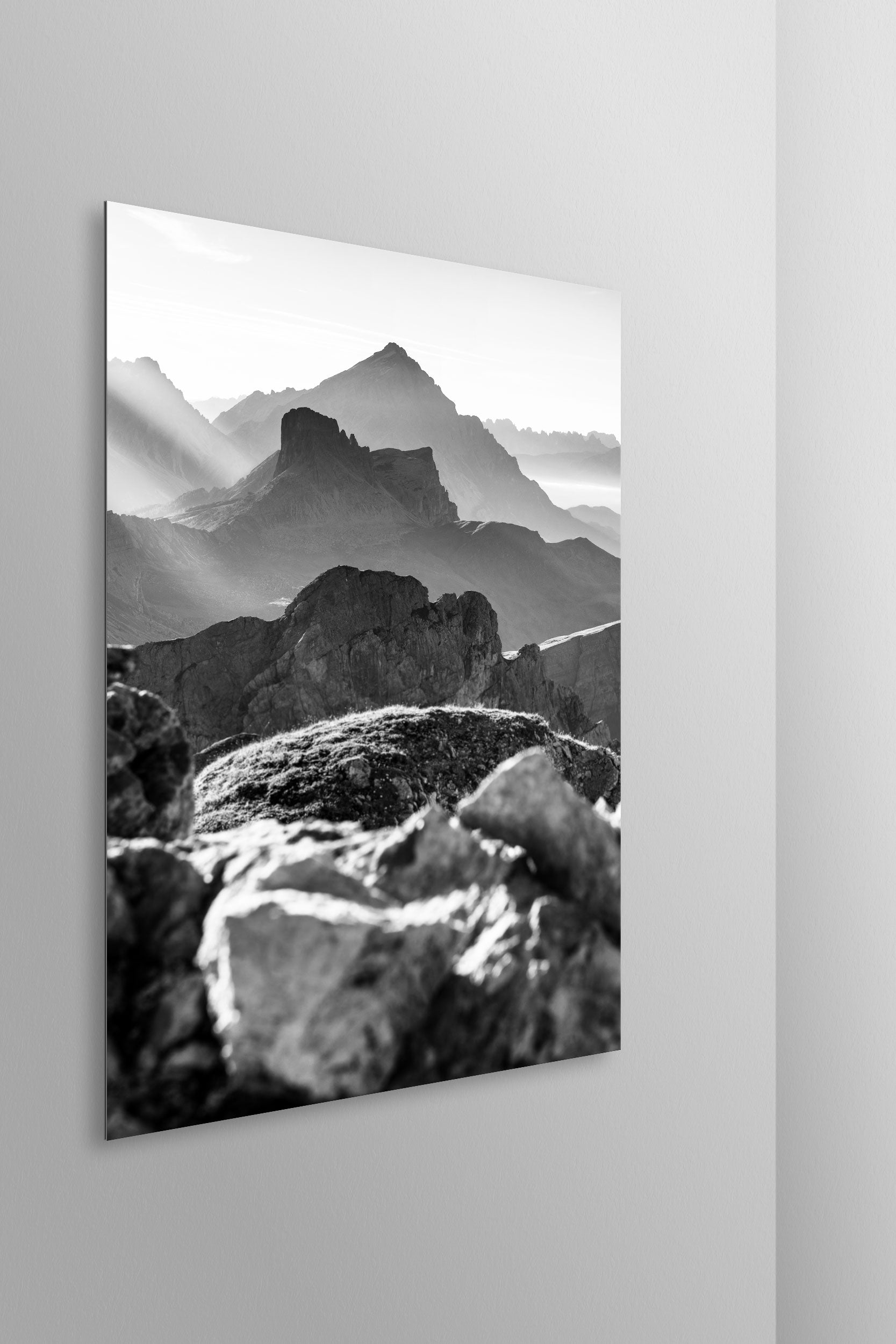 Simulazione di stampa fine art in bianco e nero di DOLOMITE LANDSCAPES montata su pannello dibond e appesa a parete con effetto sospeso
