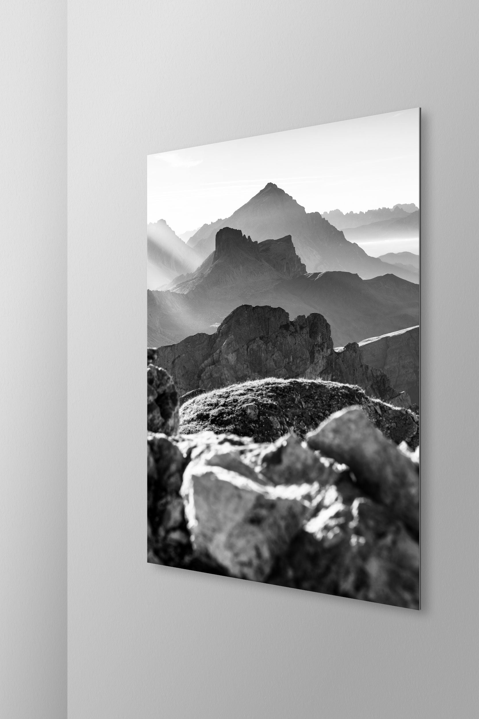 Simulazione di stampa fine art in bianco e nero di DOLOMITE LANDSCAPES montata su pannello dibond e appesa a parete con effetto sospeso
