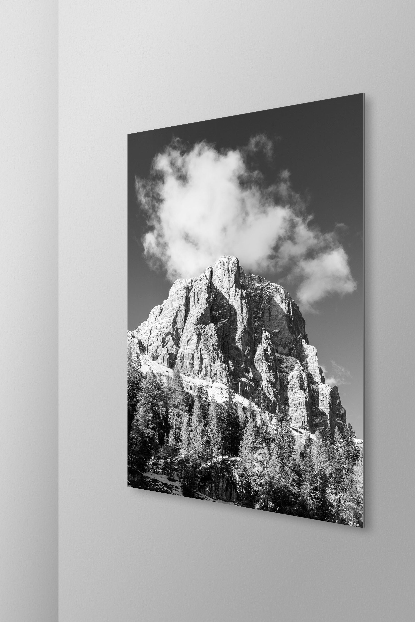 Tofana di Rozes. Simulazione di stampa fine art in bianco e nero di DOLOMITE LANDSCAPES montata su pannello dibond e appesa a parete con effetto sospeso