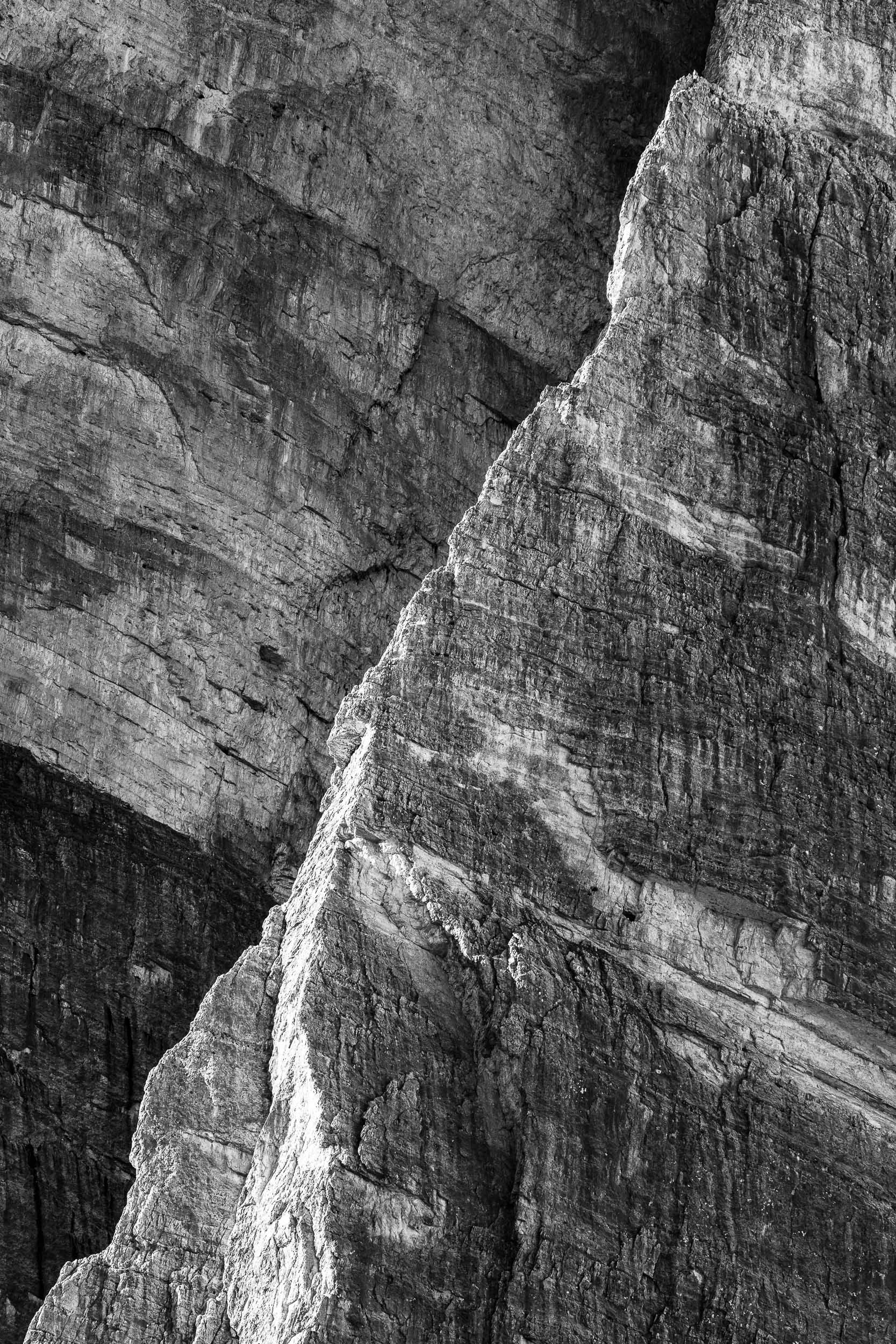 Fotografia verticale in bianco e nero del Primo Spigolo della Tofana di Rozes. 