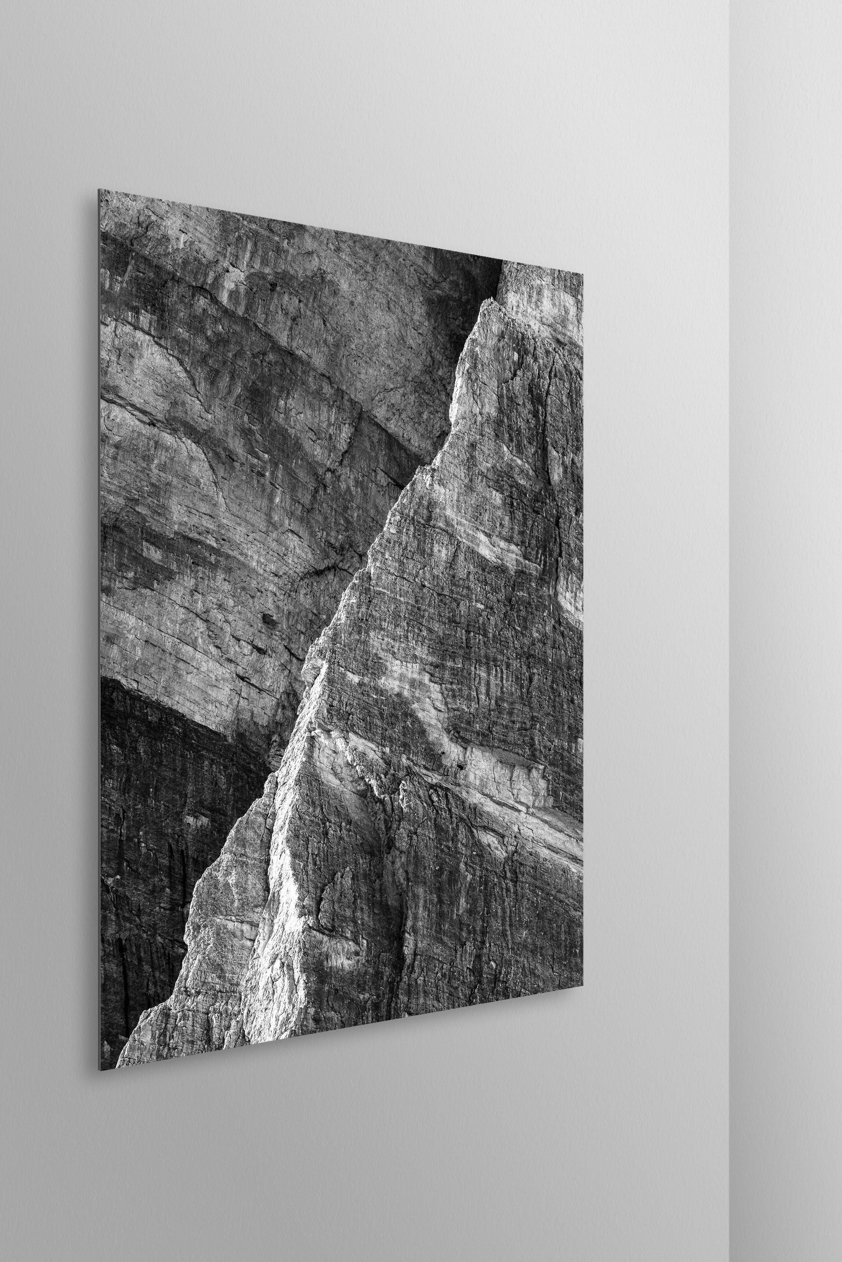 Primo Spigolo Tofana di Rozes. Simulazione di stampa fine art in bianco e nero di DOLOMITE LANDSCAPES montata su pannello dibond e appesa a parete con effetto sospeso