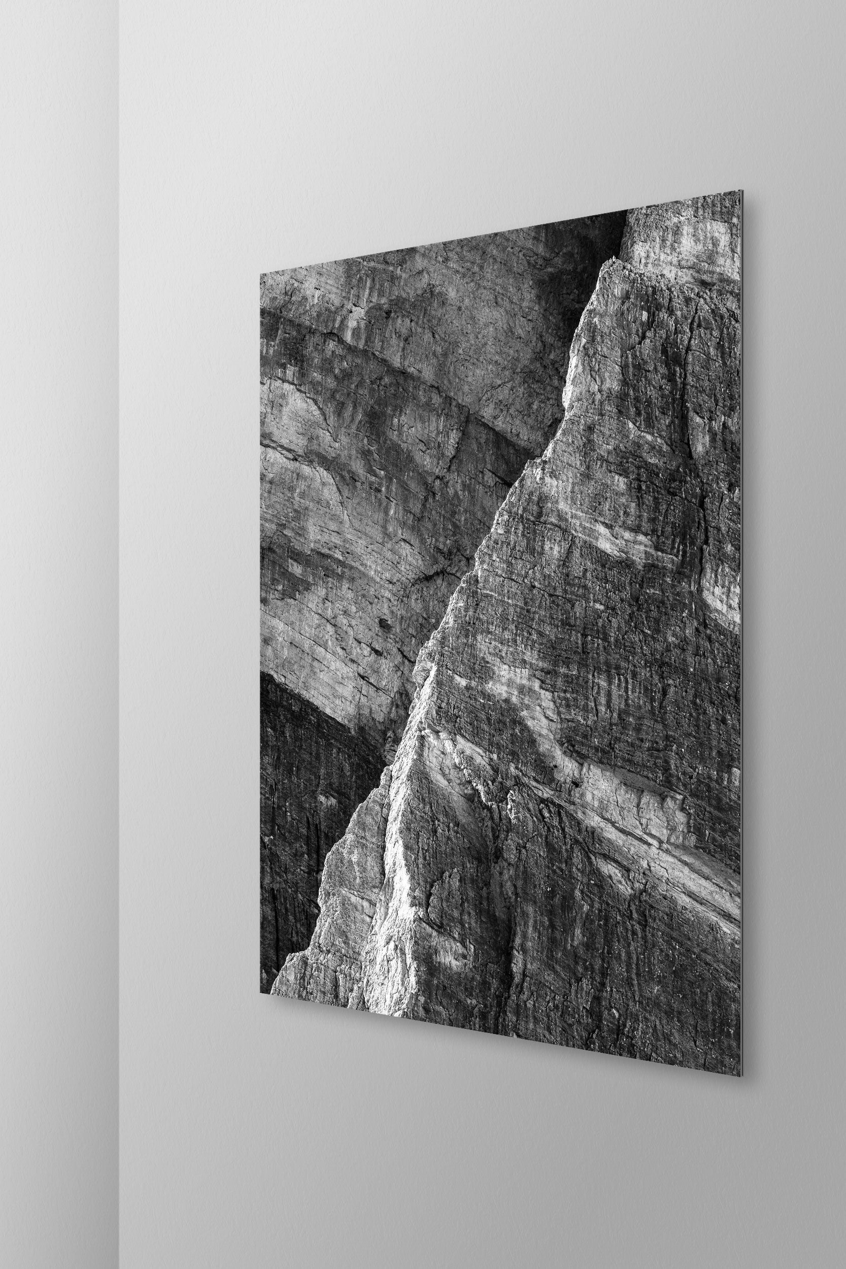 Primo Spigolo Tofana di Rozes. Simulazione di stampa fine art in bianco e nero di DOLOMITE LANDSCAPES montata su pannello dibond e appesa a parete con effetto sospeso