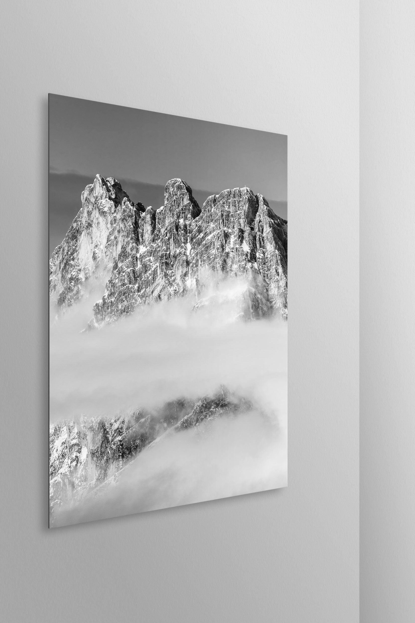 Simulazione di stampa fine art in bianco e nero di DOLOMITE LANDSCAPES montata su pannello dibond e appesa a parete con effetto sospeso
