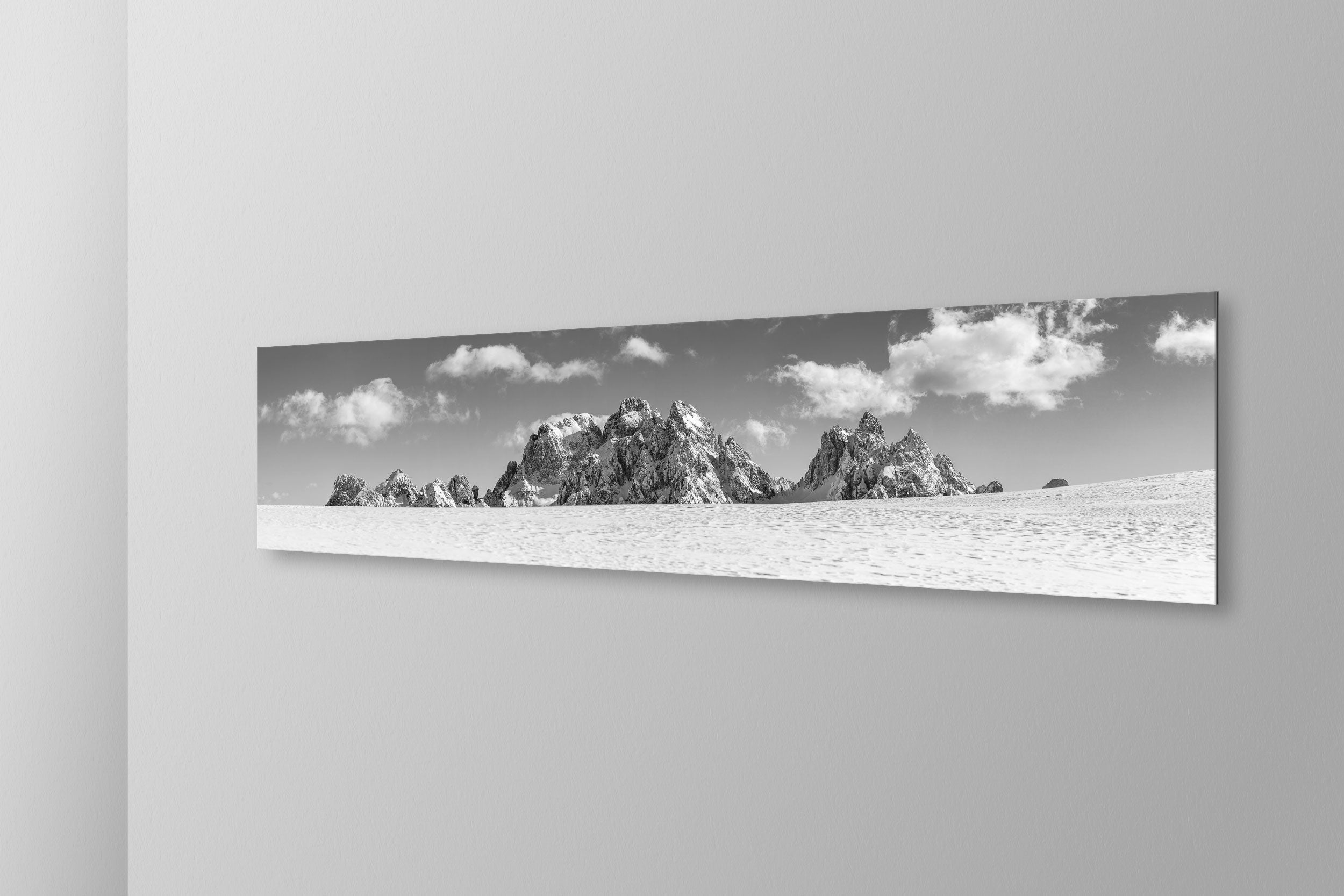 Panoramica invernale sui Cadini di Misurina. Simulazione di stampa fine art in bianco e nero di DOLOMITE LANDSCAPES montata su pannello dibond e appesa a parete con effetto sospeso