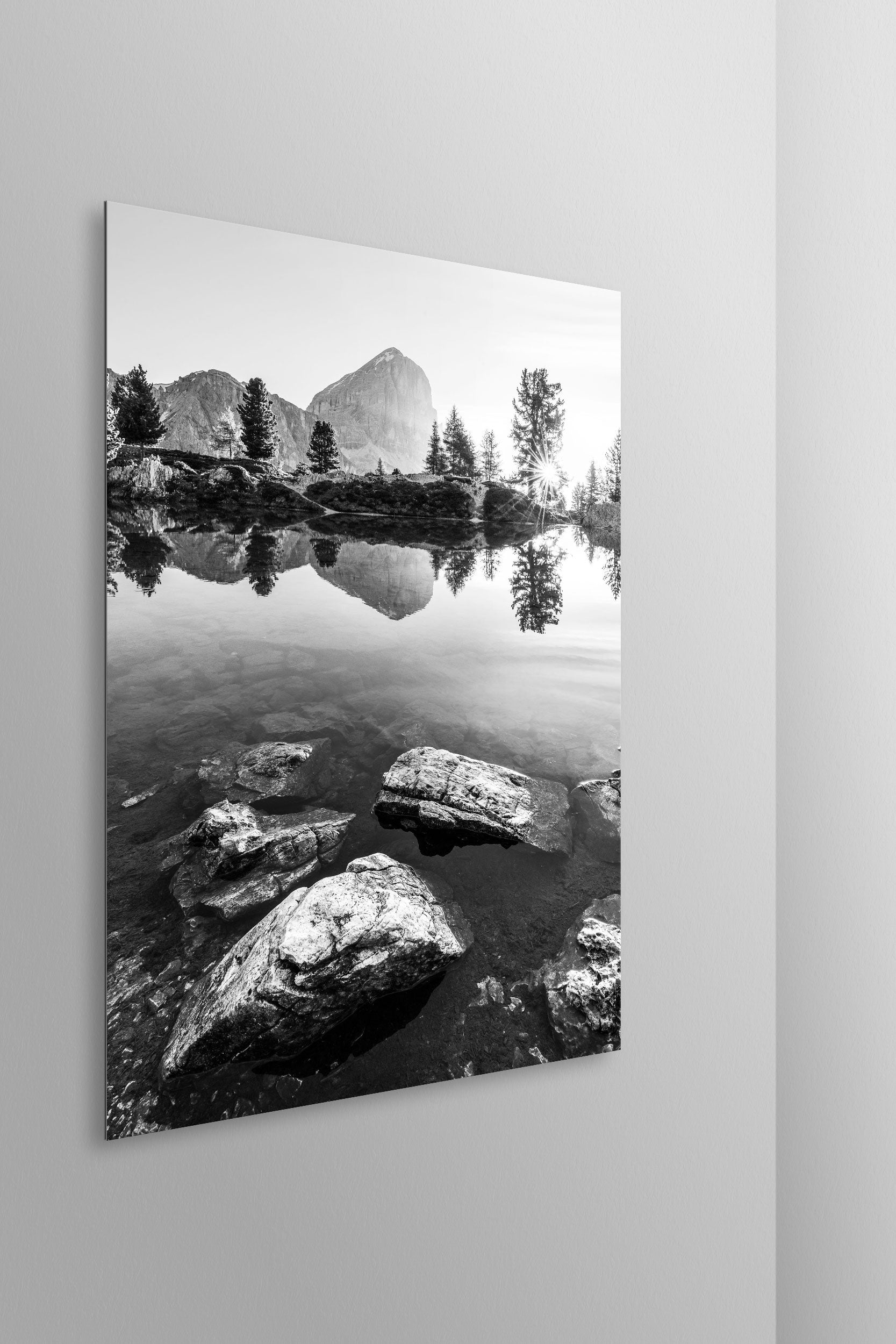 Simulazione di stampa fine art in bianco e nero di DOLOMITE LANDSCAPES montata su pannello dibond e appesa a parete con effetto sospeso