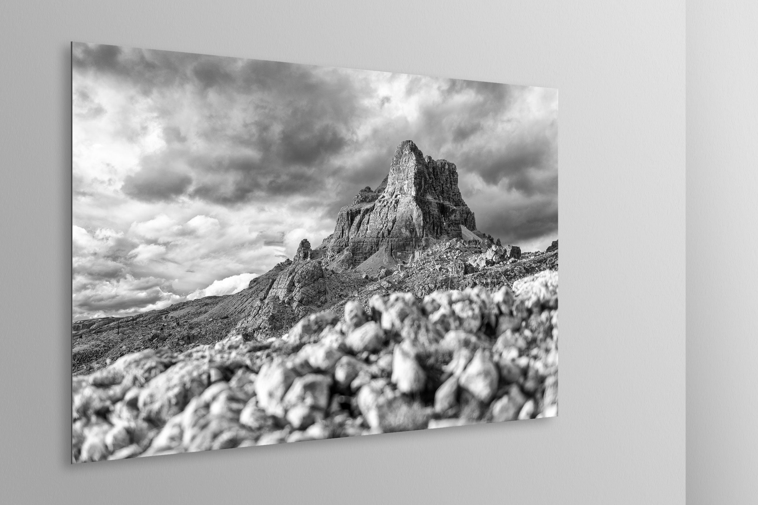 Simulazione di stampa fine art in bianco e nero di DOLOMITE LANDSCAPES montata su pannello dibond e appesa a parete con effetto sospeso