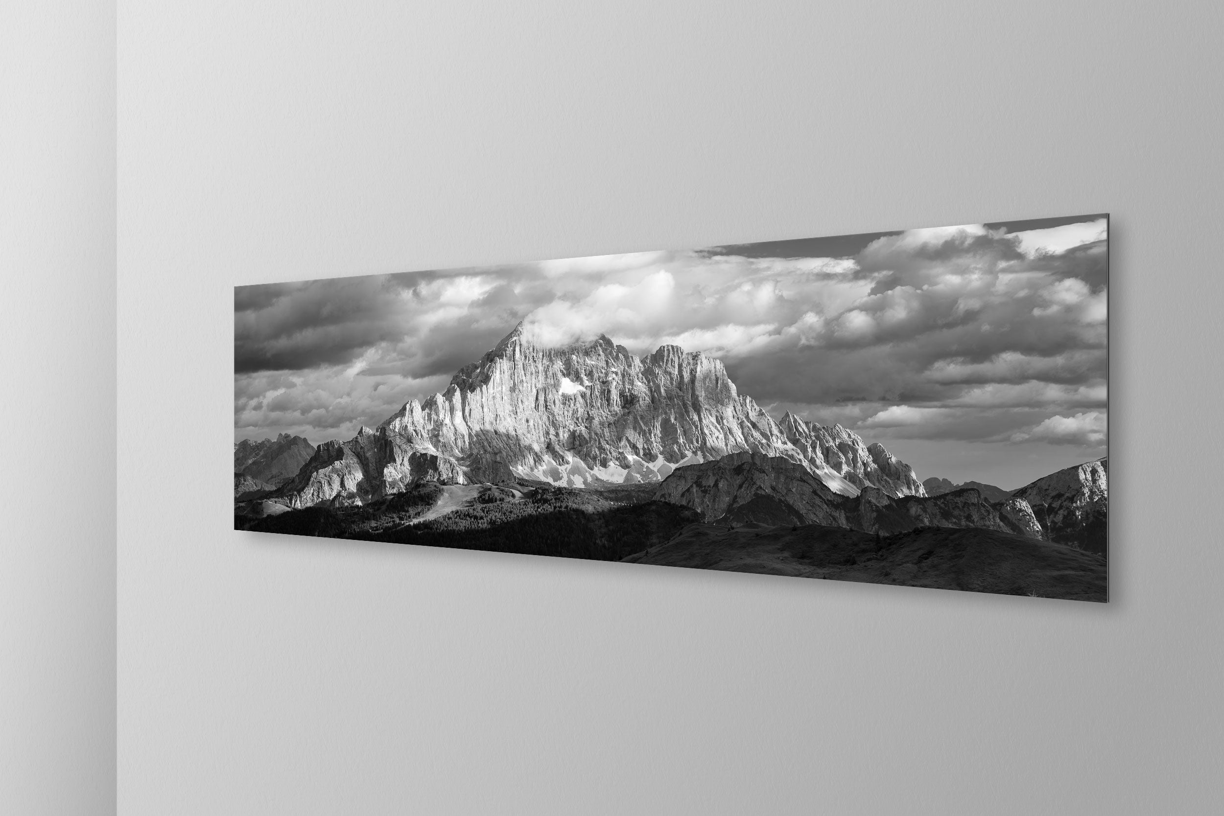 Monte Civetta : Simulazione di stampa fine art in bianco e nero di DOLOMITE LANDSCAPES montata su pannello dibond e appesa a parete con effetto sospeso