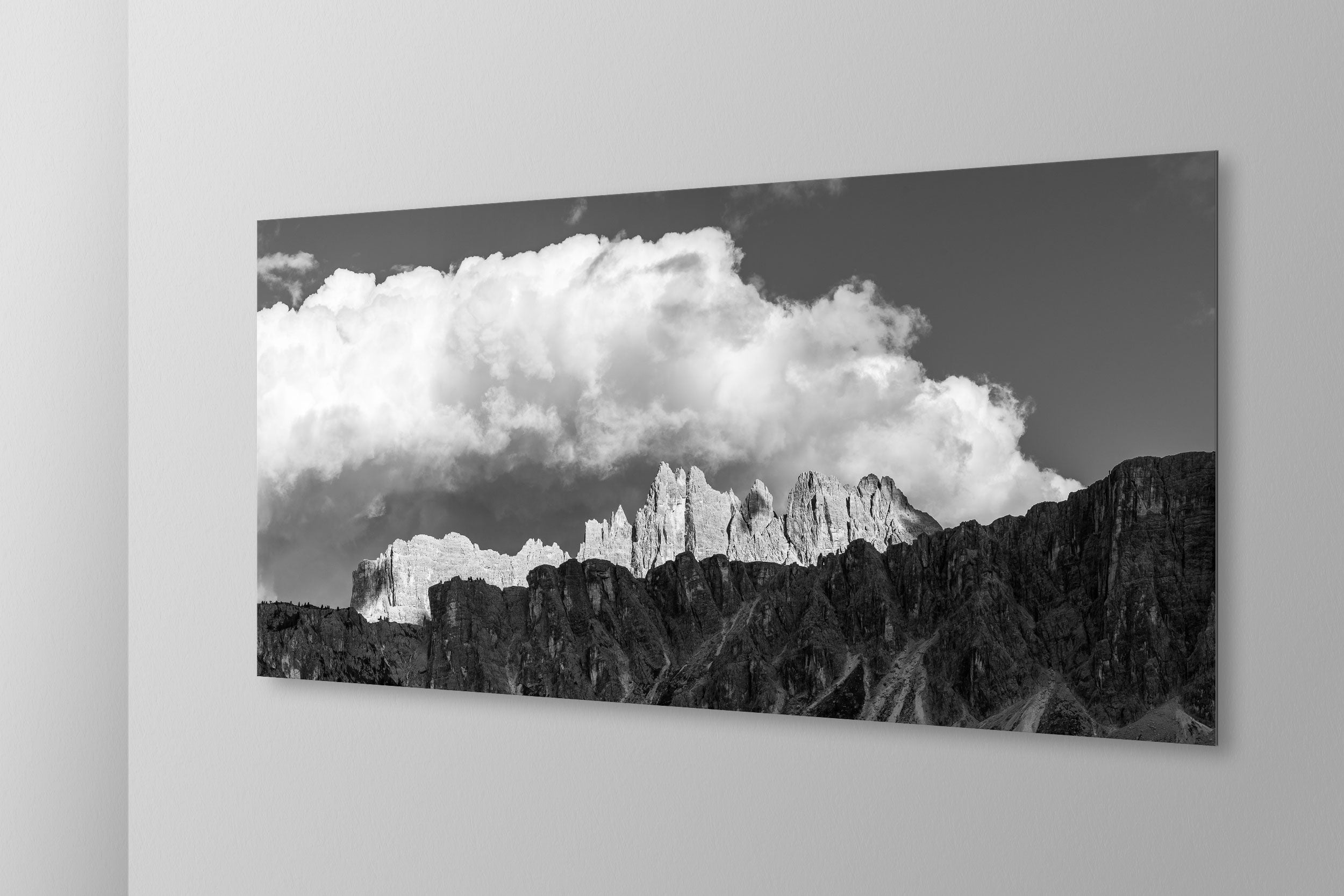 Simulazione di stampa fine art in bianco e nero di DOLOMITE LANDSCAPES montata su pannello dibond e appesa a parete con effetto sospeso