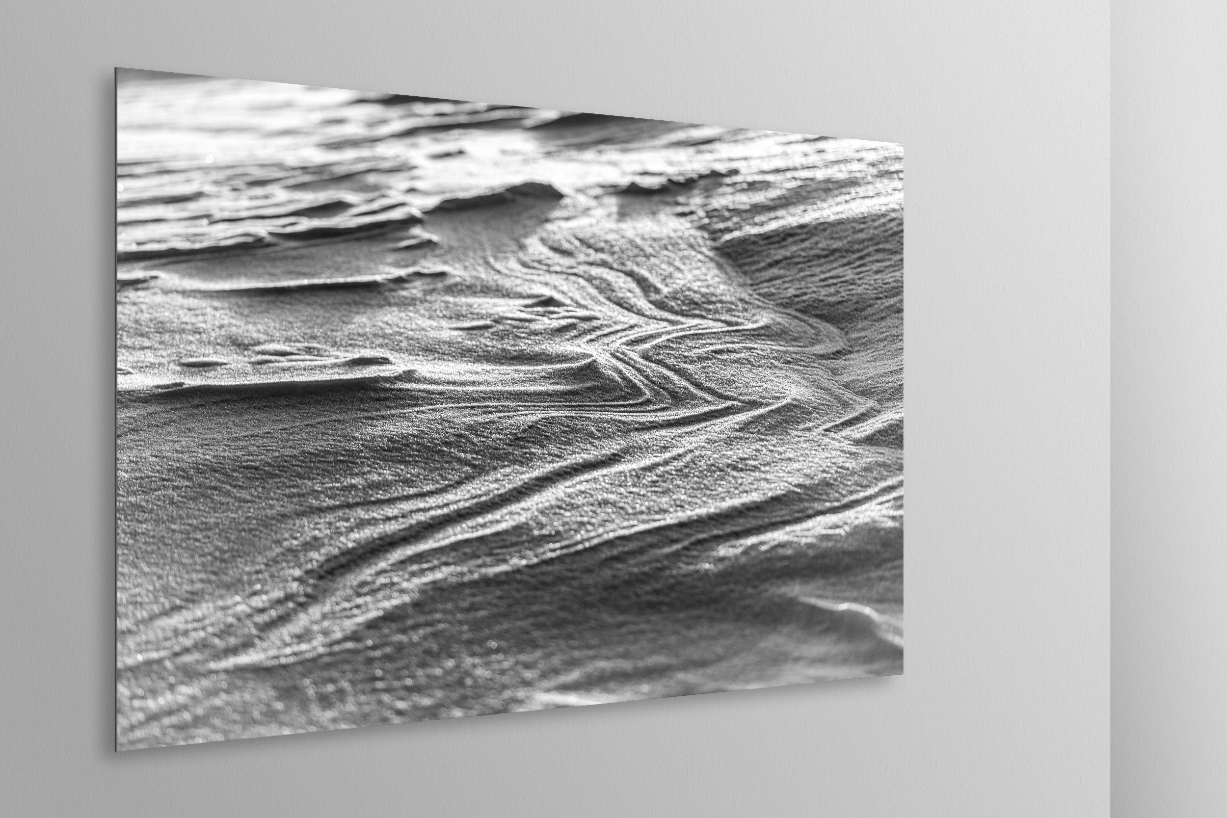 Simulazione di stampa fine art in bianco e nero di DOLOMITE LANDSCAPES montata su pannello dibond e appesa a parete con effetto sospeso
