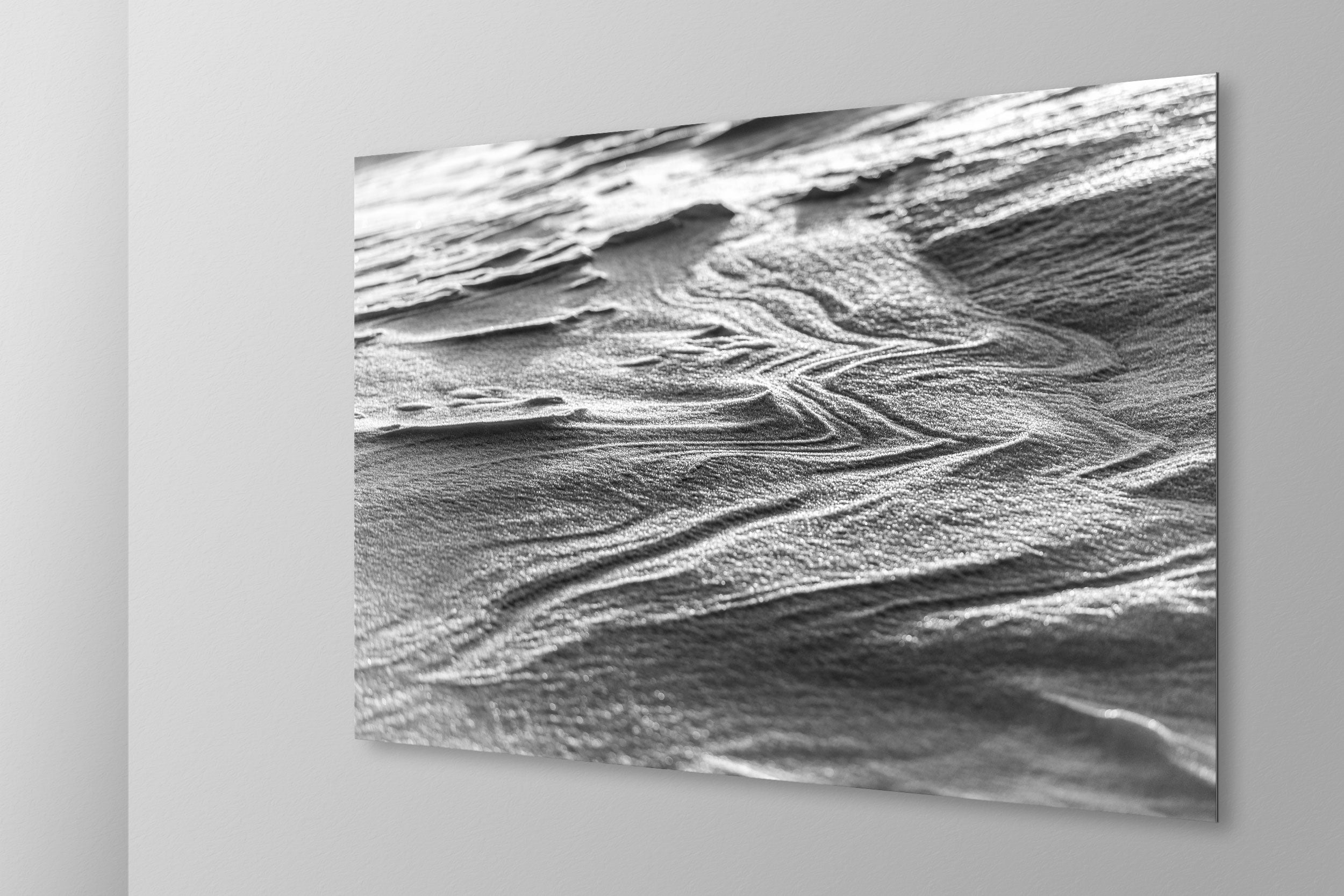 Simulazione di stampa fine art in bianco e nero di DOLOMITE LANDSCAPES montata su pannello dibond e appesa a parete con effetto sospeso
