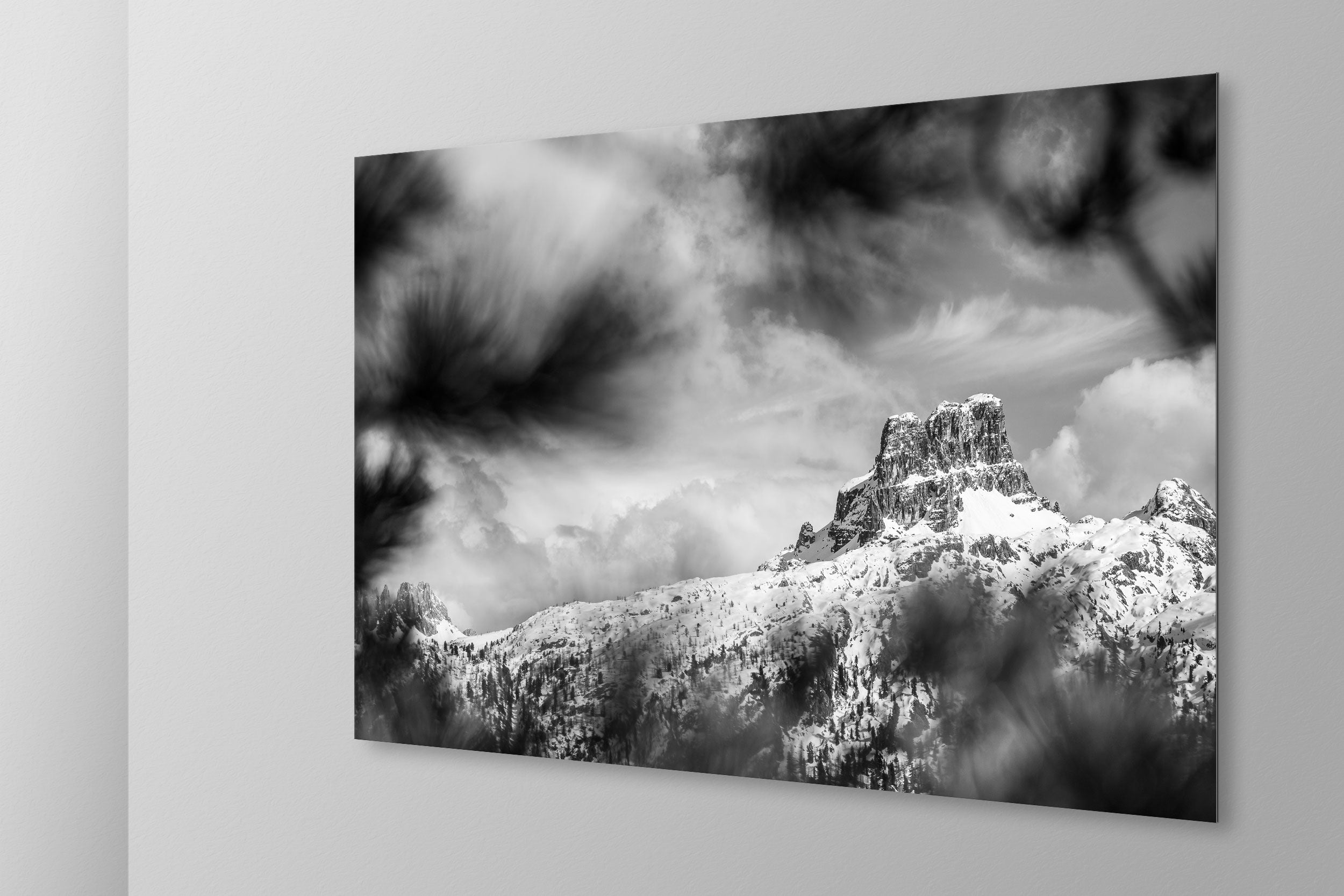 Simulazione di stampa fine art in bianco e nero di DOLOMITE LANDSCAPES montata su pannello dibond e appesa a parete con effetto sospeso