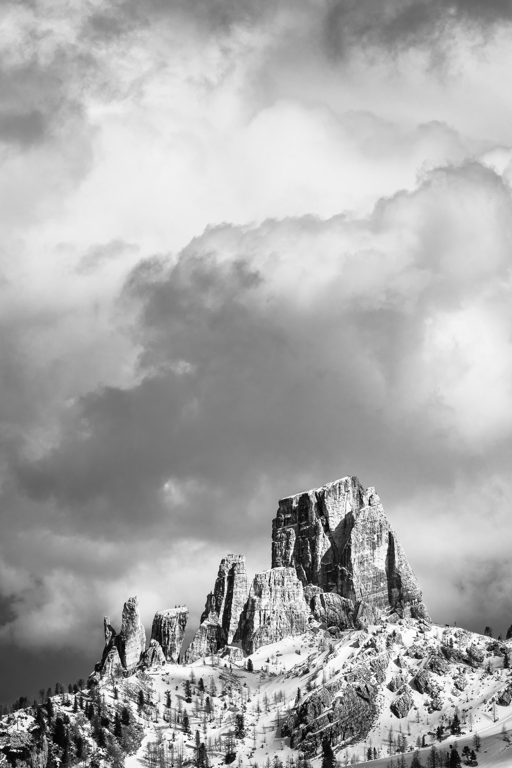 Fotografia invernale in bianco e nero delle Cinque Torri in Dolomiti