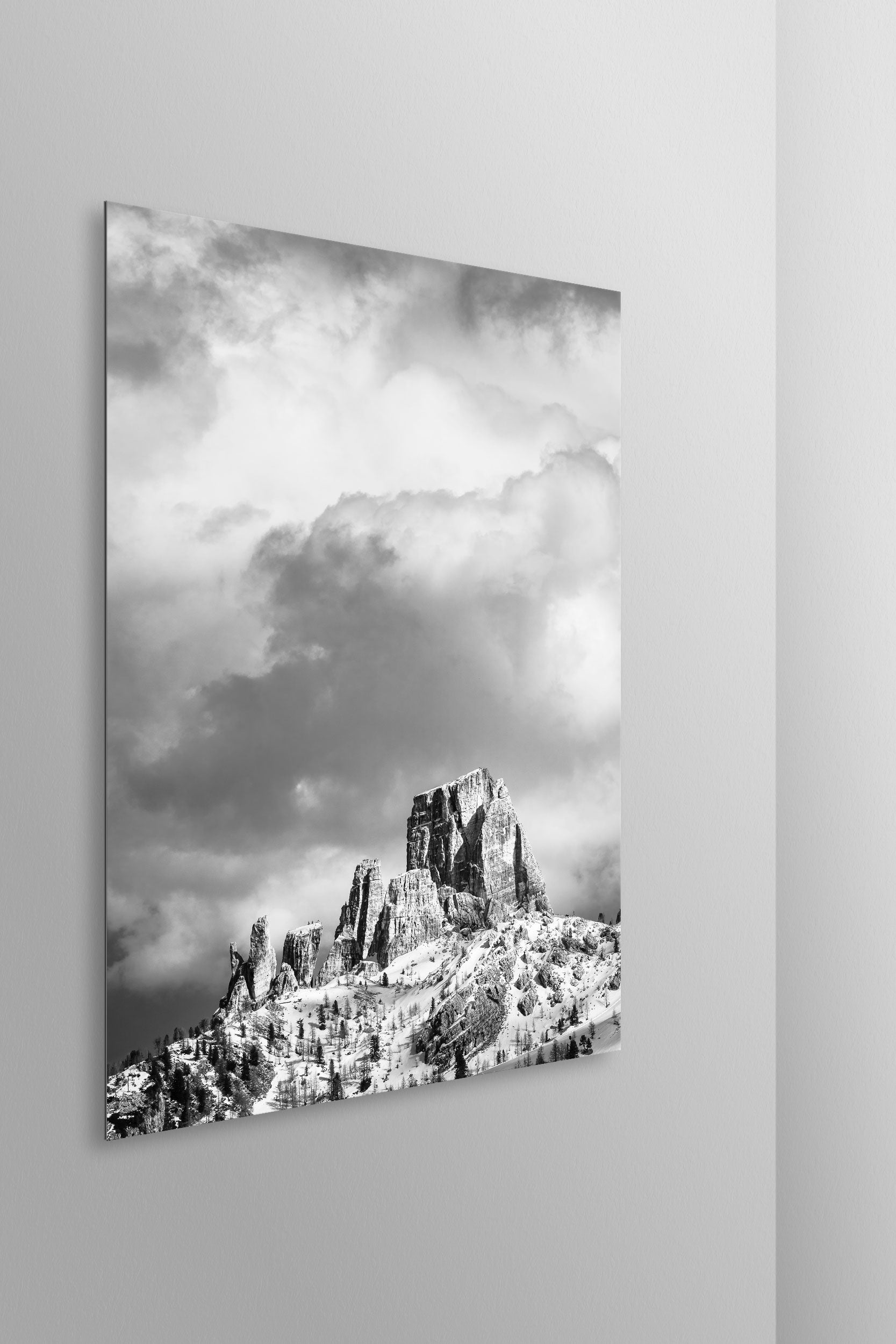 Simulazione di stampa fine art in bianco e nero di DOLOMITE LANDSCAPES montata su pannello dibond e appesa a parete con effetto sospeso