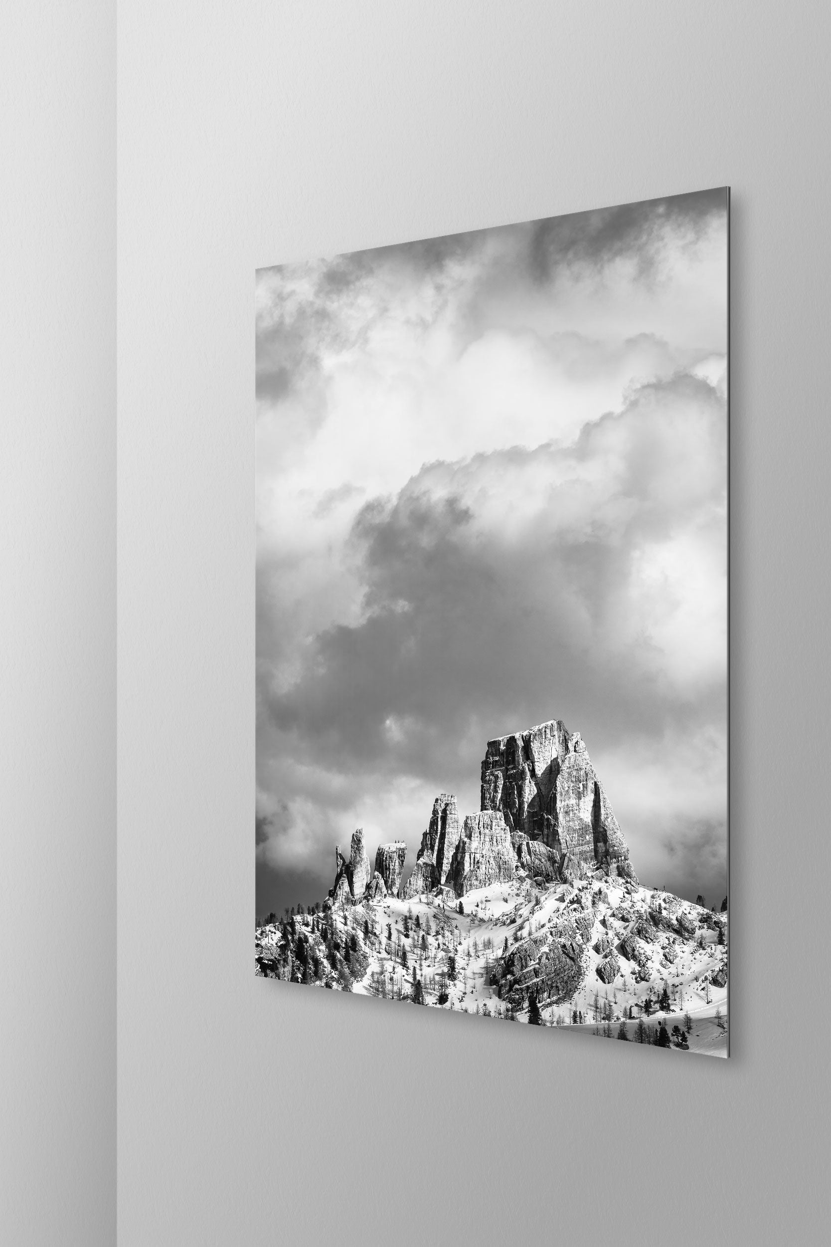 Simulazione di stampa fine art in bianco e nero di DOLOMITE LANDSCAPES montata su pannello dibond e appesa a parete con effetto sospeso