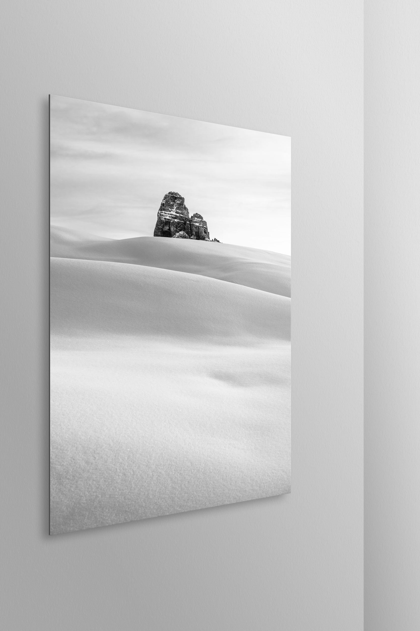 Tre Cime di Lavaredo. Simulazione di stampa fine art in bianco e nero di DOLOMITE LANDSCAPES montata su pannello dibond e appesa a parete con effetto sospeso