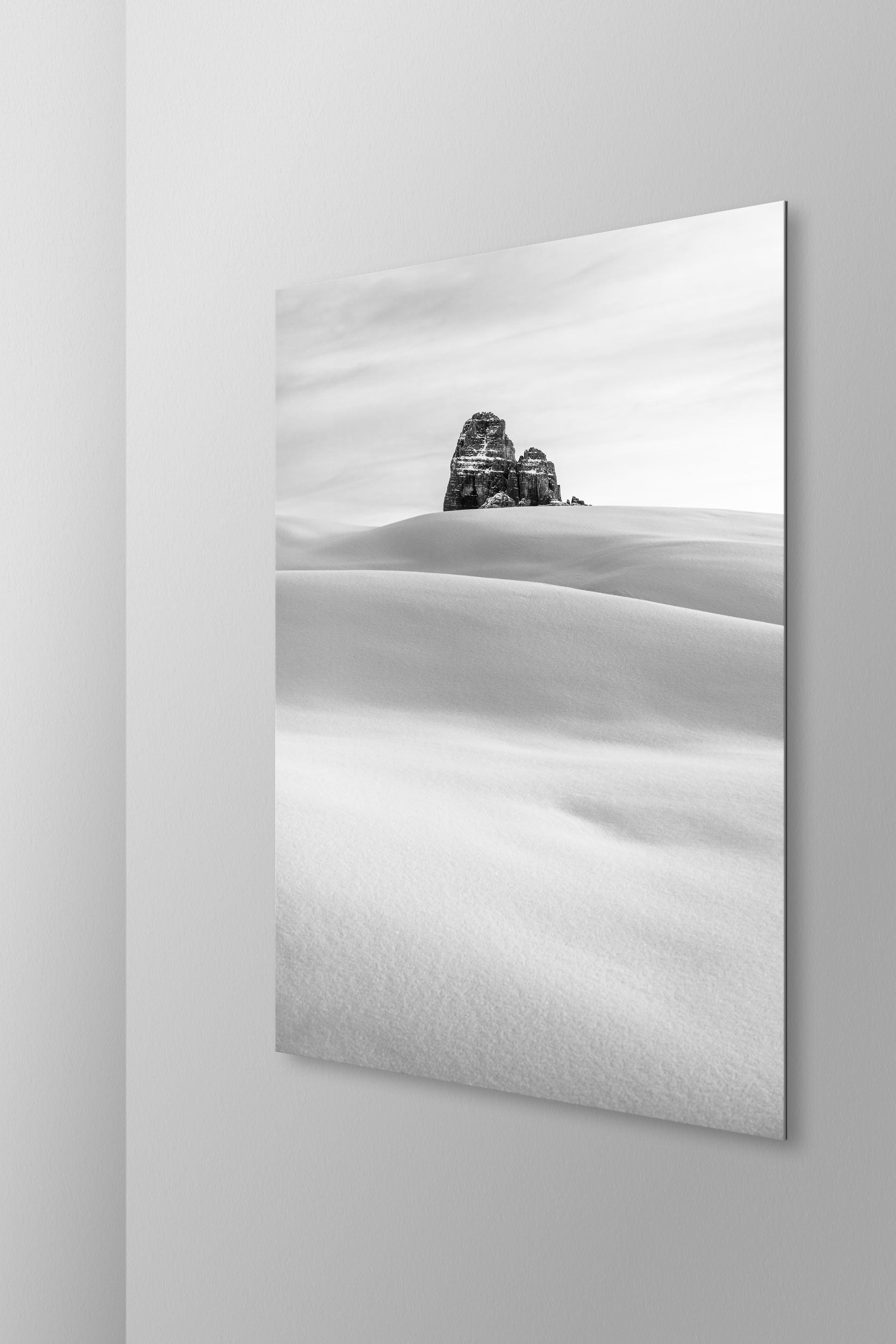 Tre Cime di Lavaredo. Simulazione di stampa fine art in bianco e nero di DOLOMITE LANDSCAPES montata su pannello dibond e appesa a parete con effetto sospeso